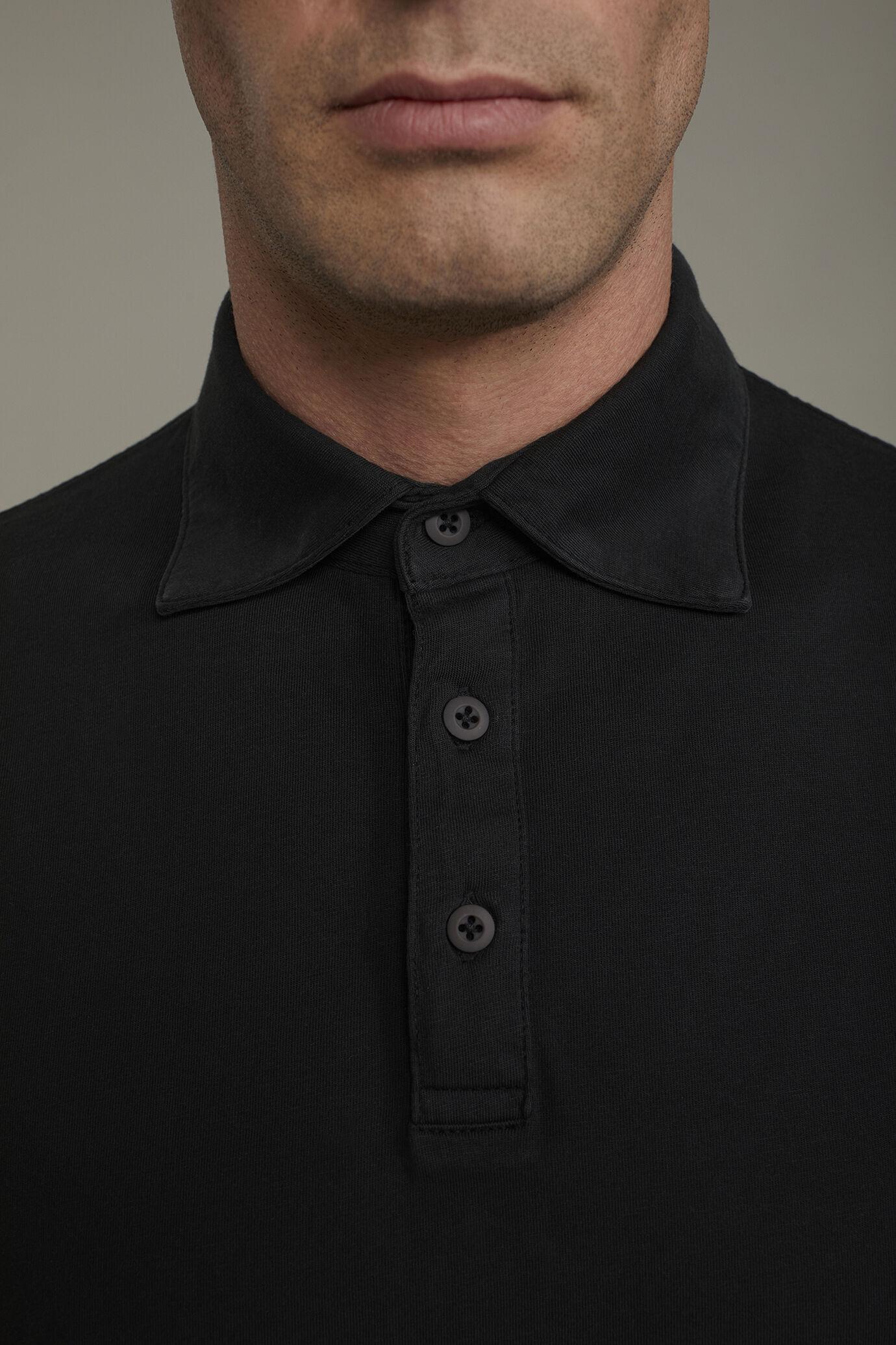 Kurz&auml;rmeliges Herren-Poloshirt aus 100 % Baumwolle in normaler Passform image number 3