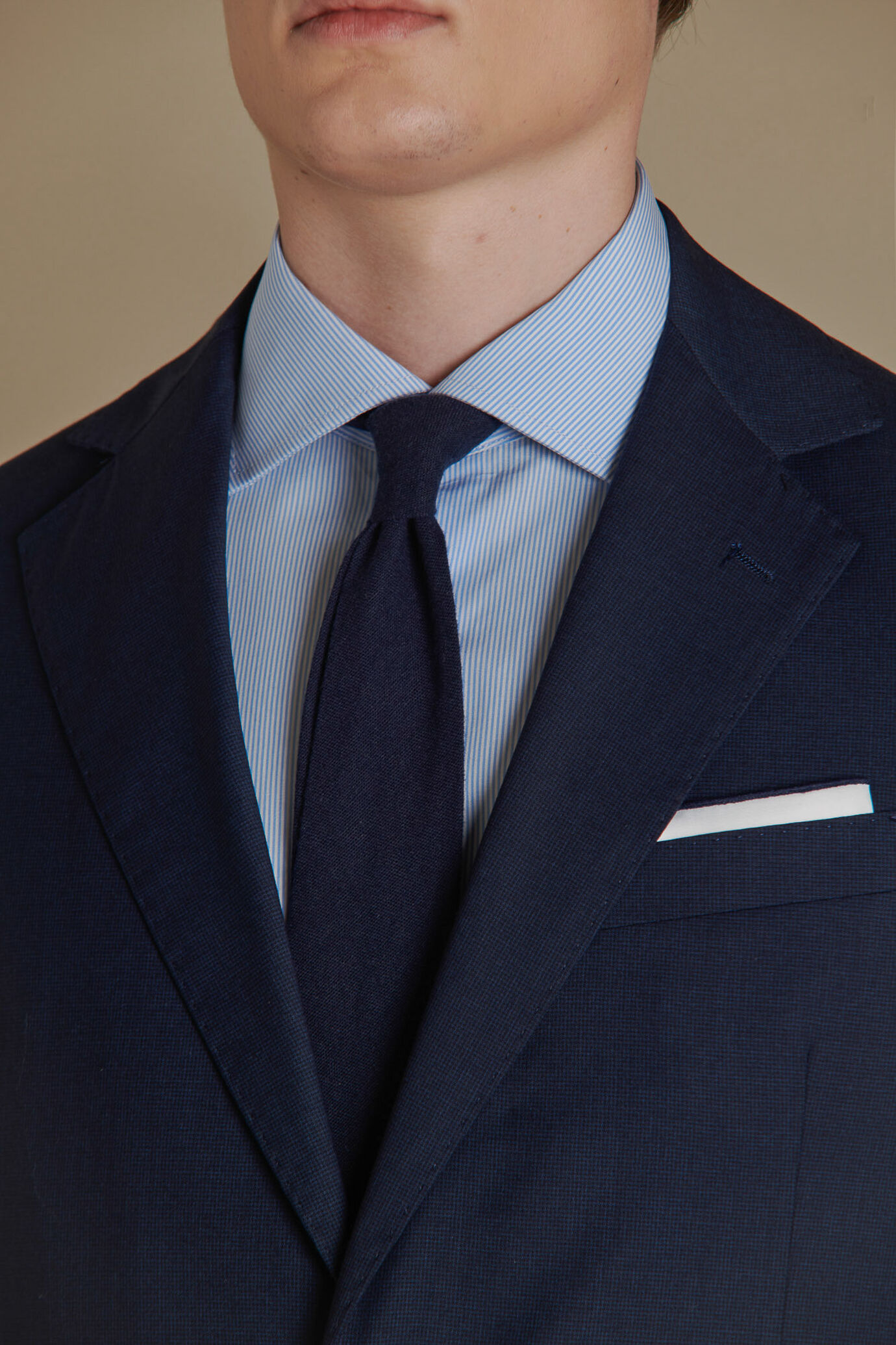 Single breasted suit with classic lapel image number 3