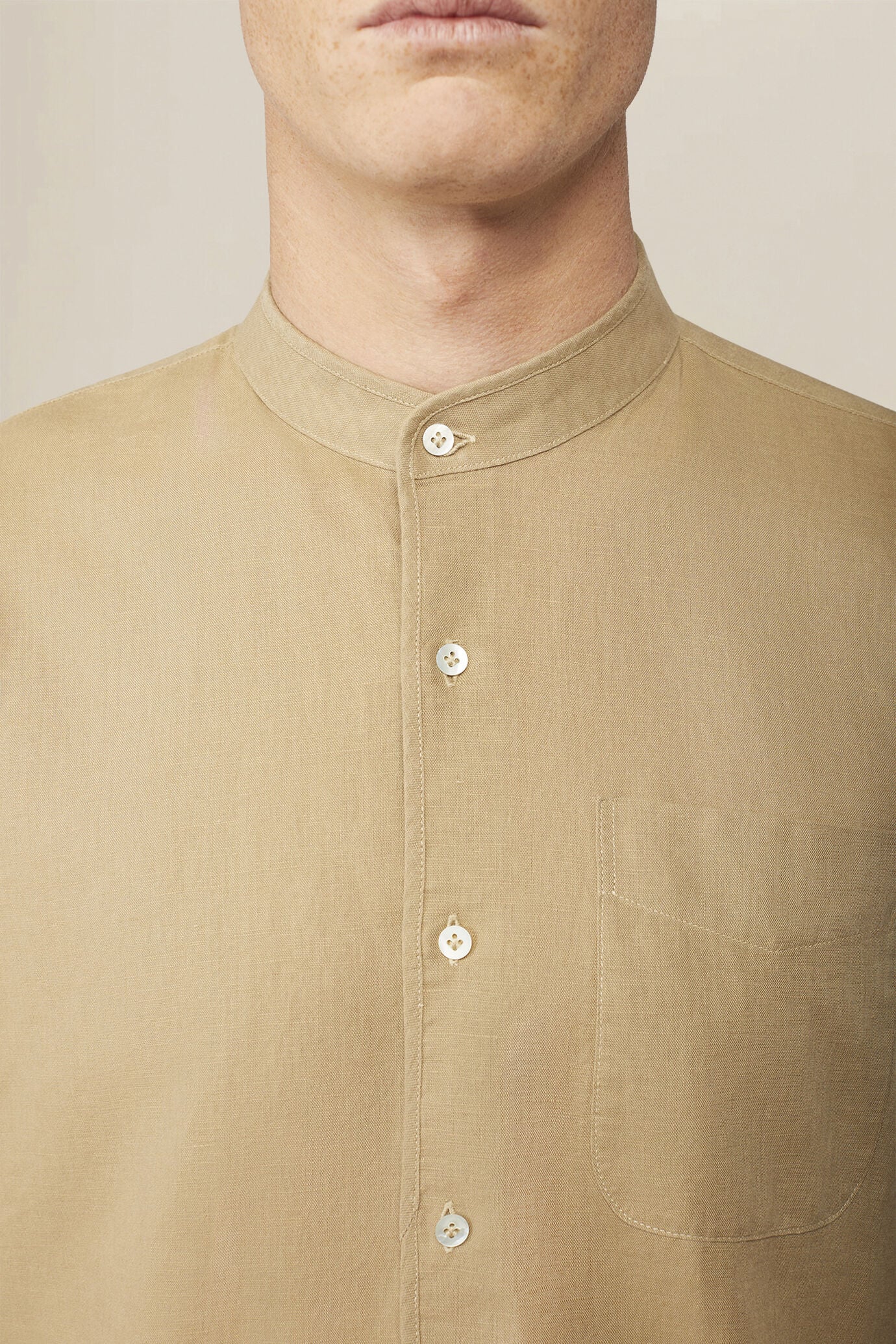 Camicia uomo casual collo alla coreana tessuto in lino e cotone lavato image number 2