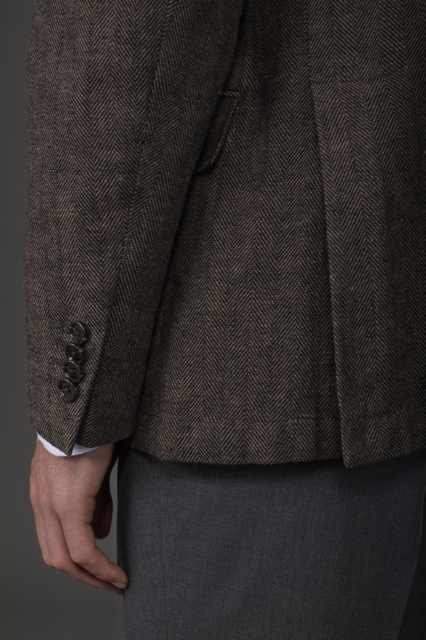 Veste homme à simple boutonnage, non doublée, avec revers en pointe et poches à rabat image number 3