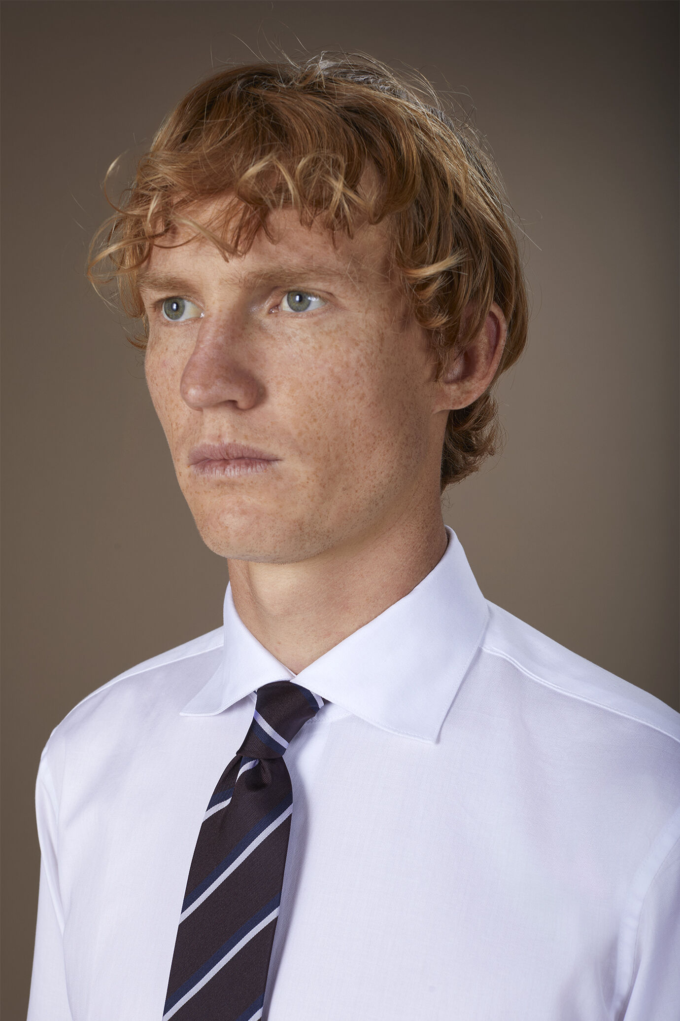 Camicia uomo con collo francese e tessuto 100% cotone herringbone image number 2