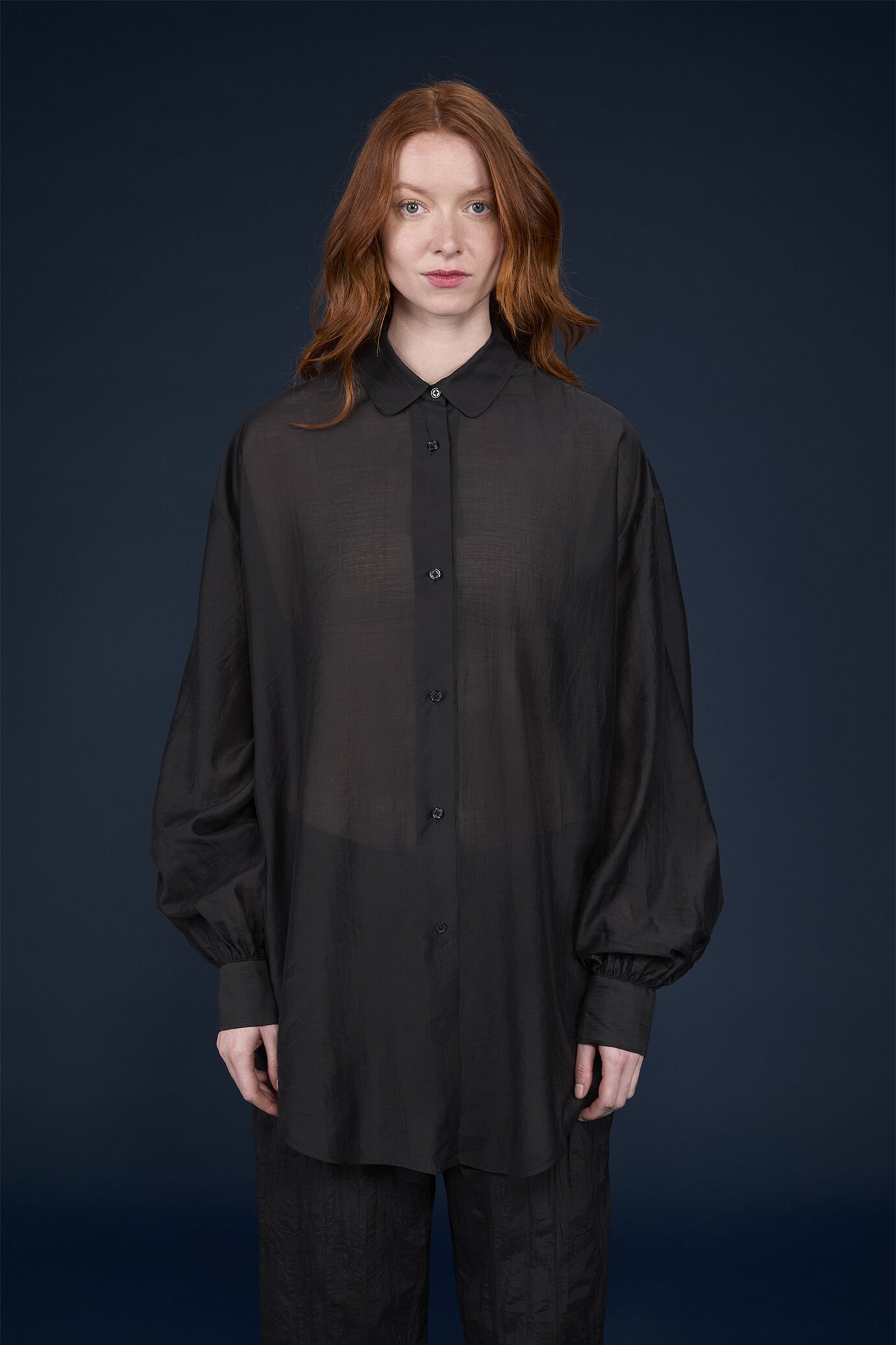 Camicia donna oversized con collo in unito in tessuto trasparente