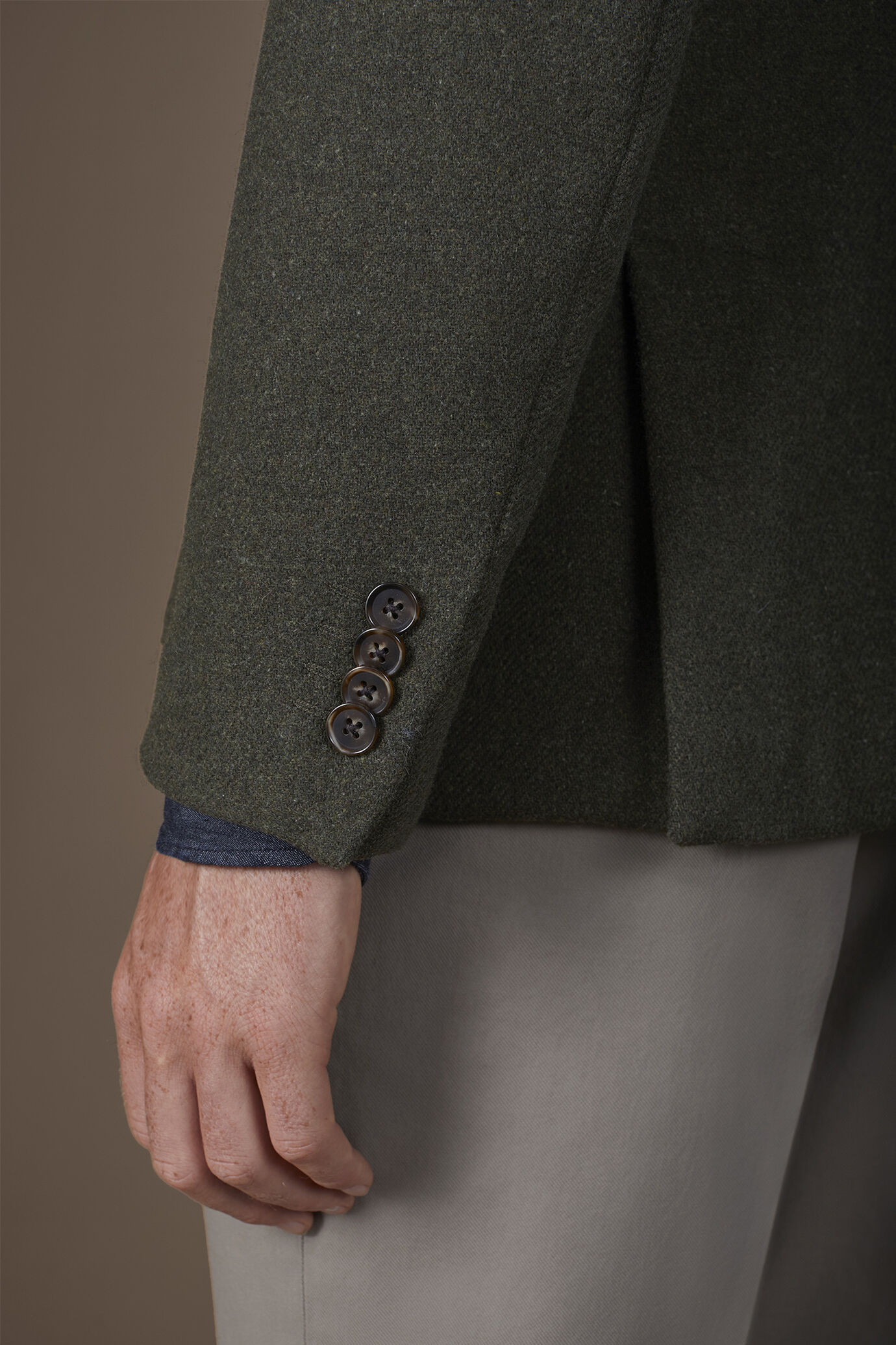 Men's regular fit single-breasted jacket in a wool blend with peak lapels image number 3