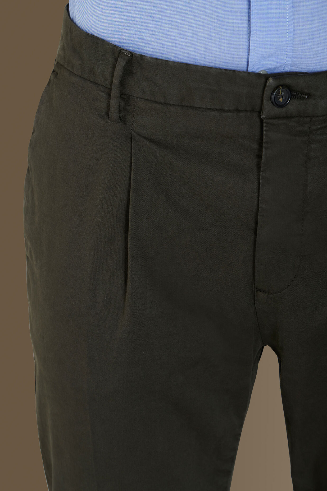 Pantalone chino con pinces singola tessuto in raso elasticizzato image number 3