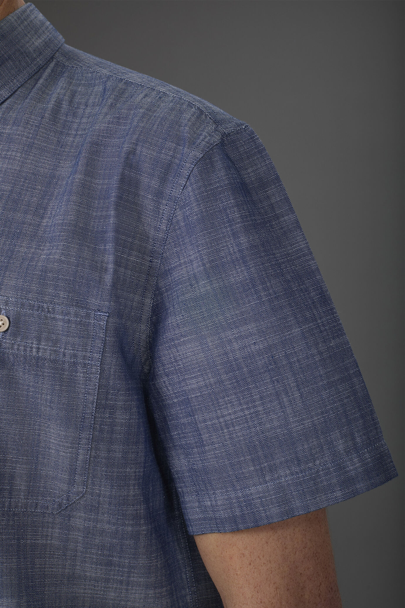 Men's concealed button down casual shirt in chambray fabric image number 4
