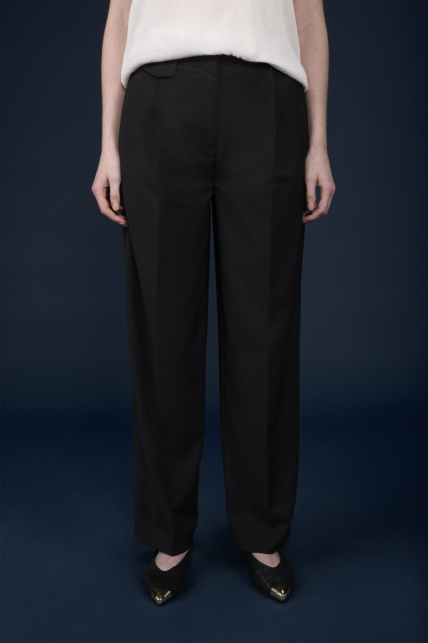 Pantalone donna dal fit morbido con dettaglio del flap sotto cintura image number 1