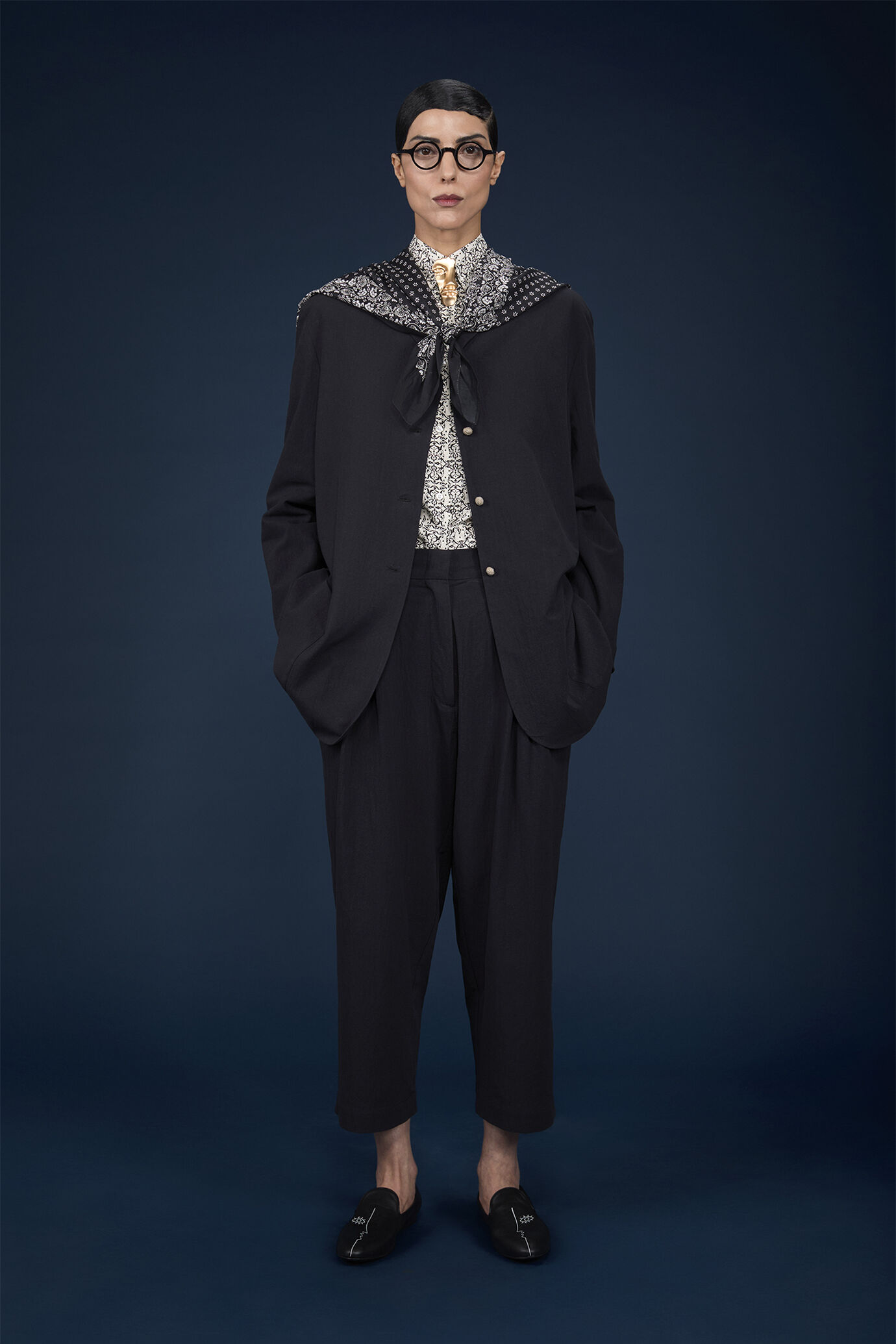 Einreihiger Damenblazer aus Baumwolle mit Knittereffekt und Makramee-Knöpfen image number 0