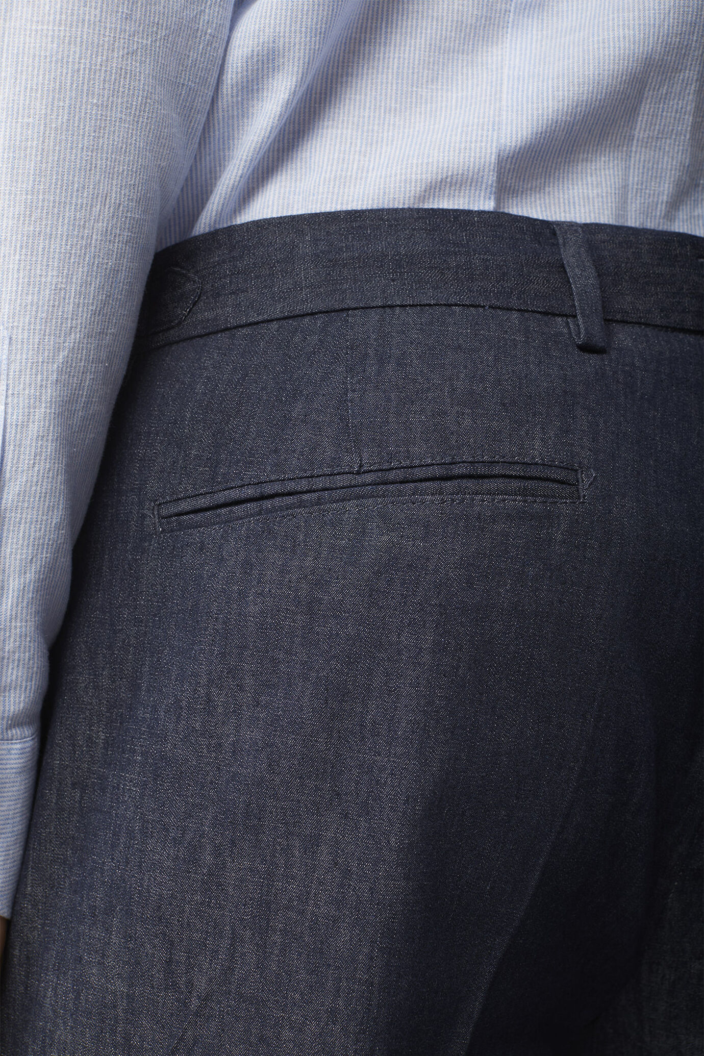Men's trousers in chambray fabric with double pleats and side buckles image number 3