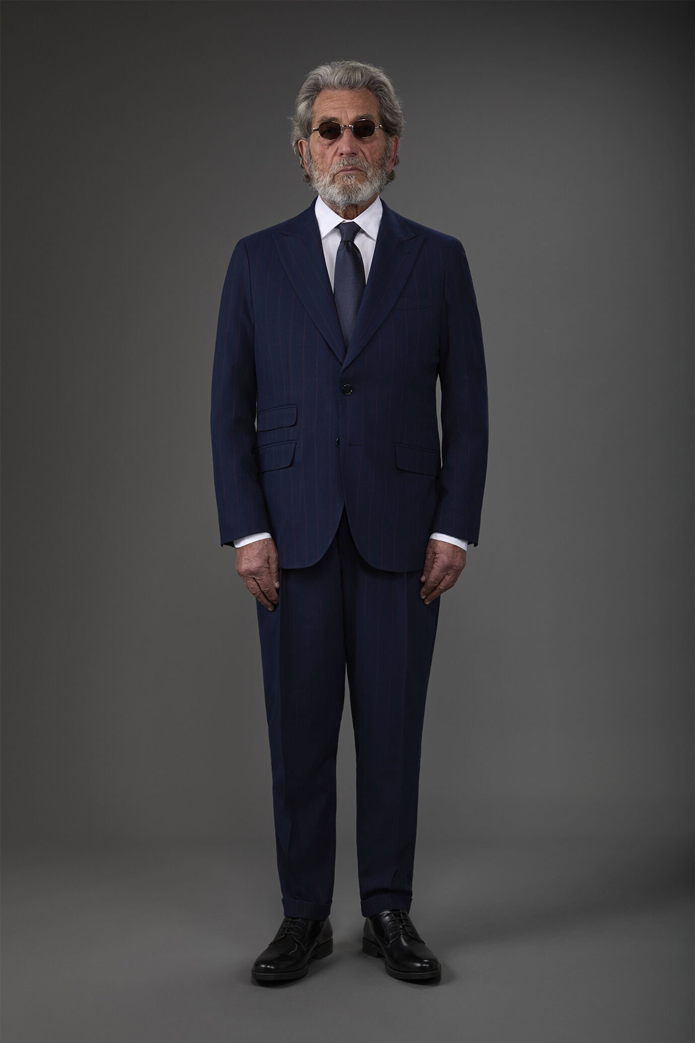 Single-breasted men's suit with single-pleat trousers and side buckles, in a pinstripe fabric
