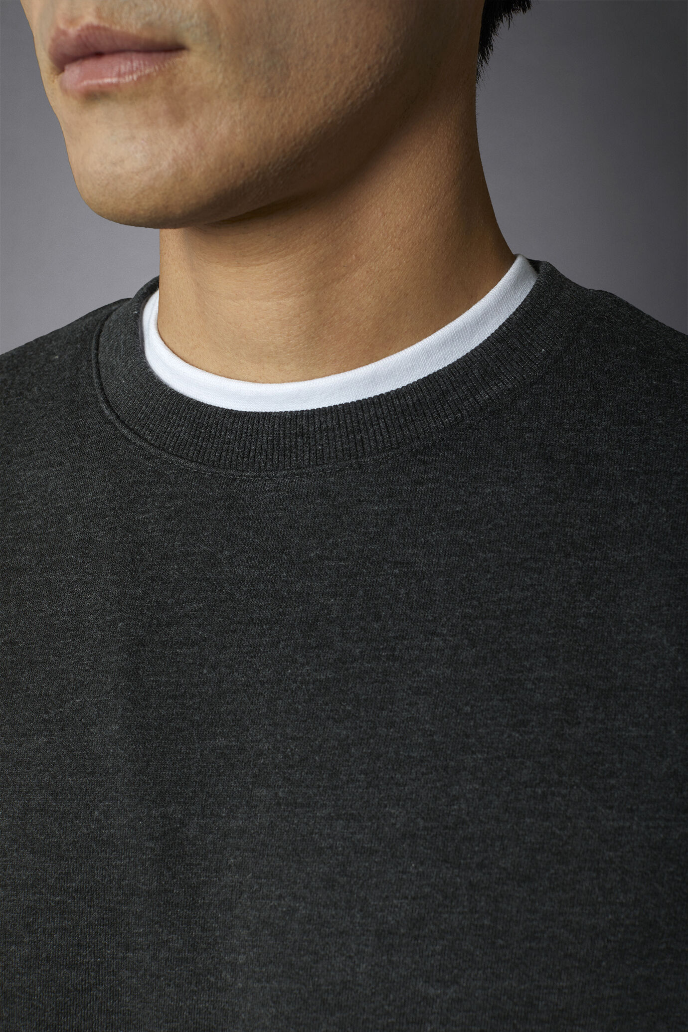 Men's washed cotton blend roundneck sweatshirt image number 1