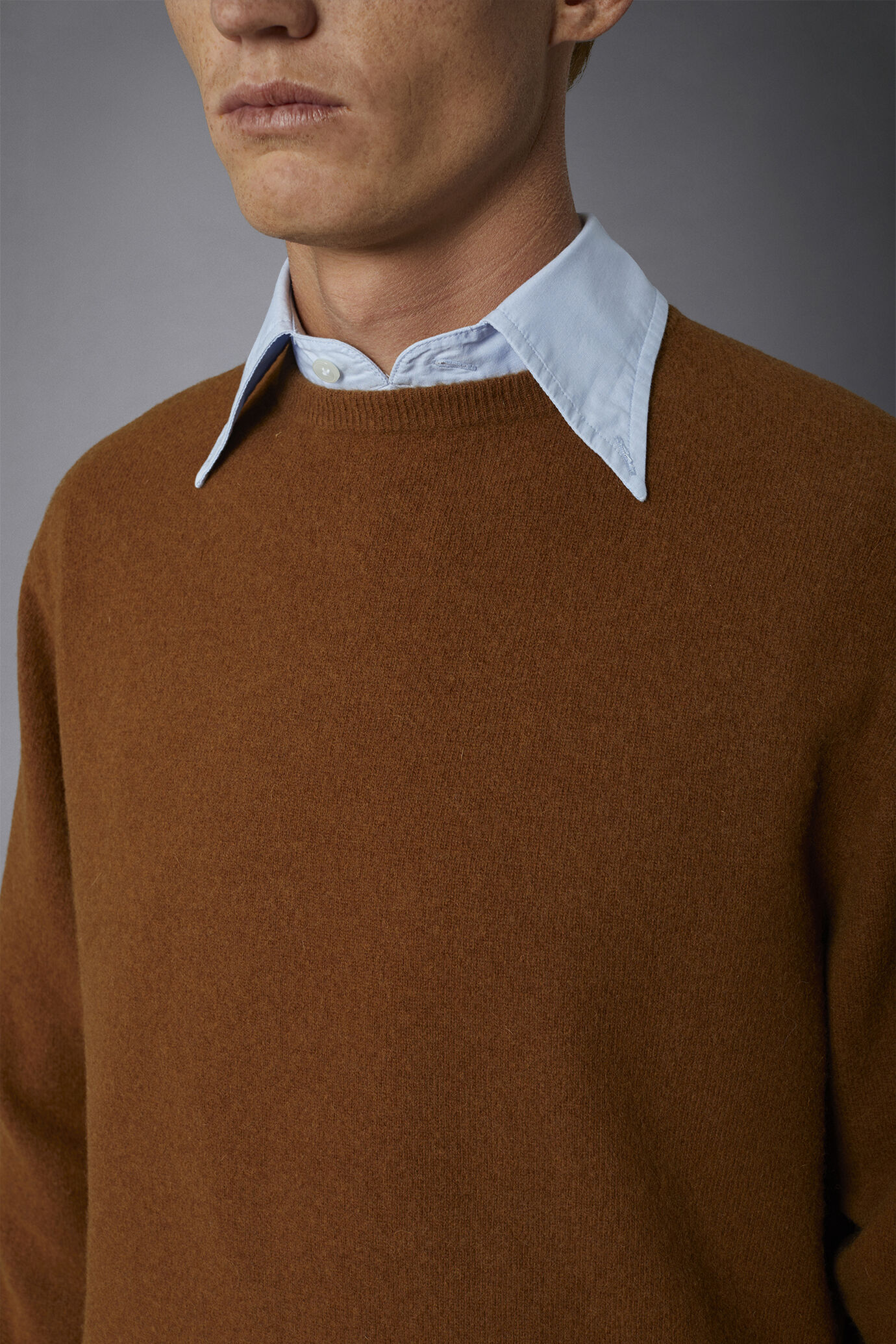 Pull &agrave; col ras du cou en laine d'agneau regular fit image number 3