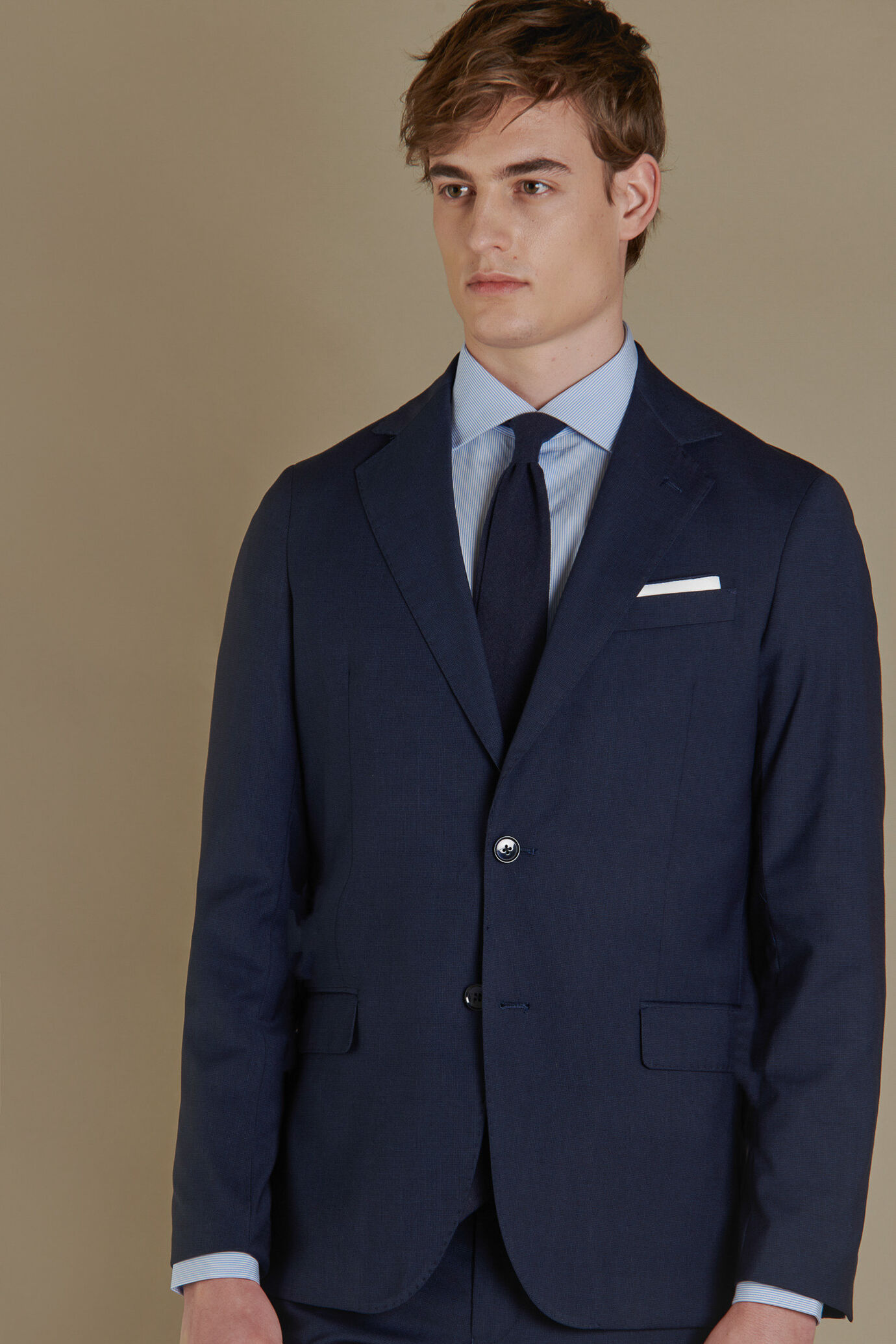 Single breasted suit with classic lapel image number 1