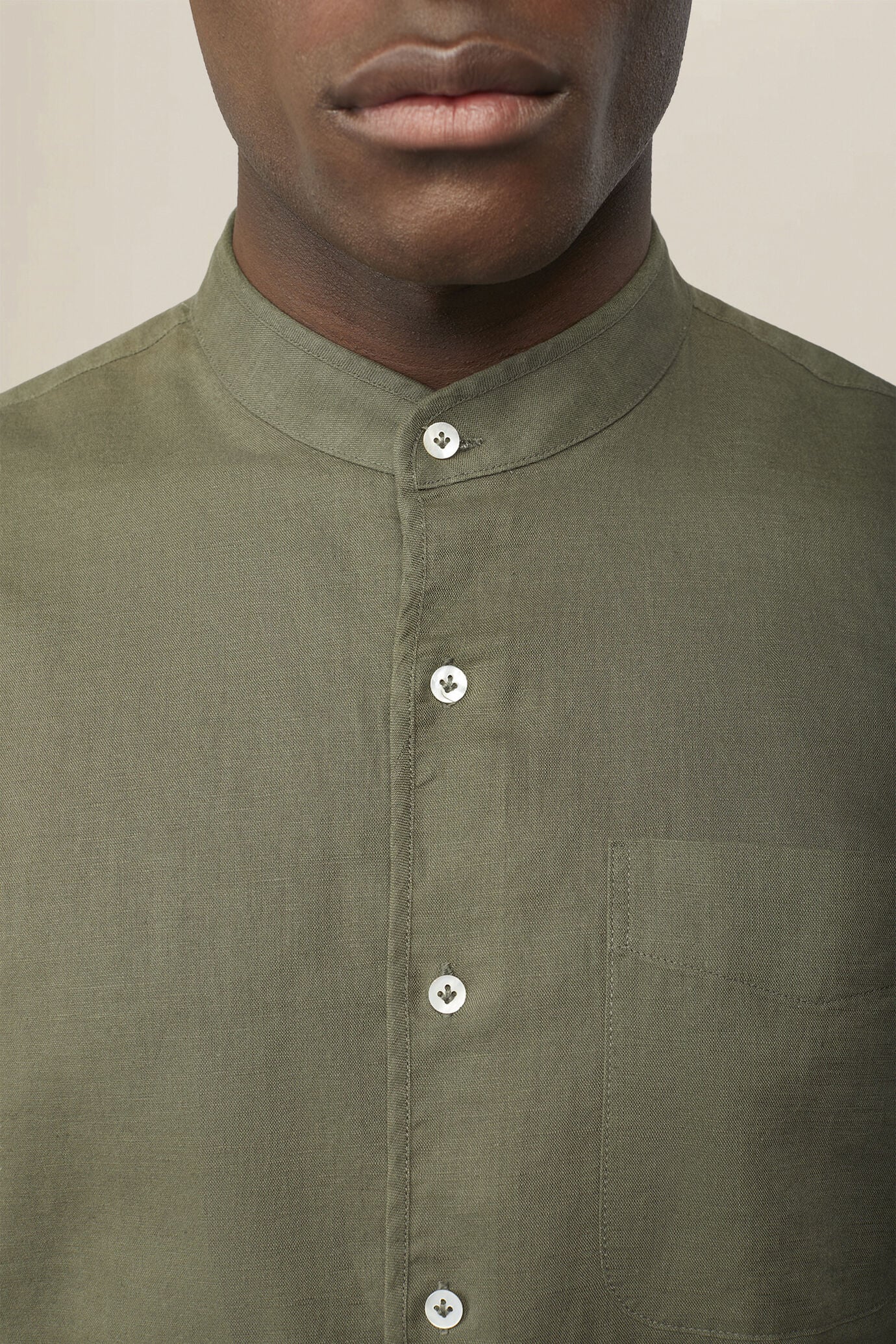 Camicia uomo casual collo alla coreana tessuto in lino e cotone lavato image number 2