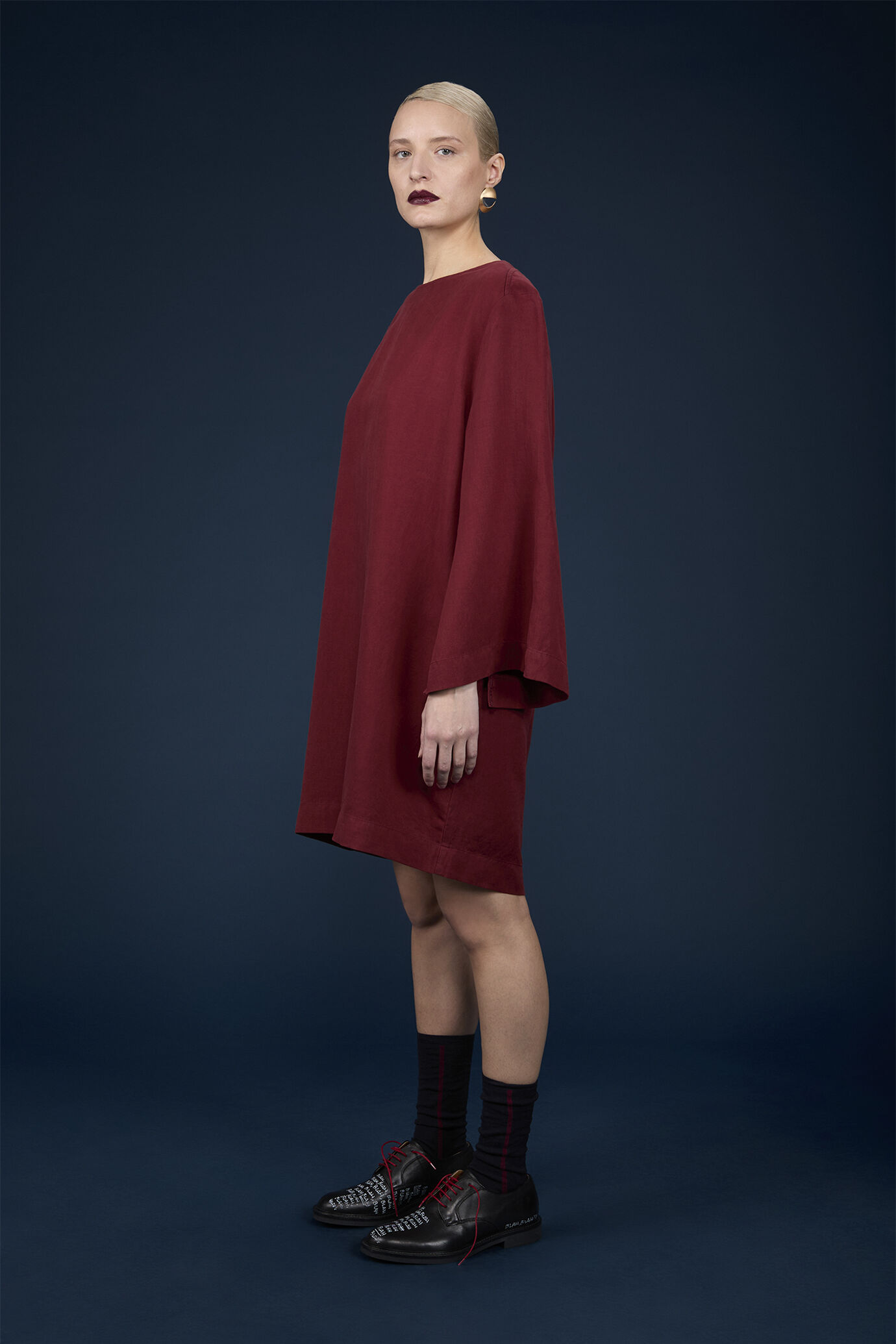 Short A-line dress with three-quarter sleeves and slits image number 2