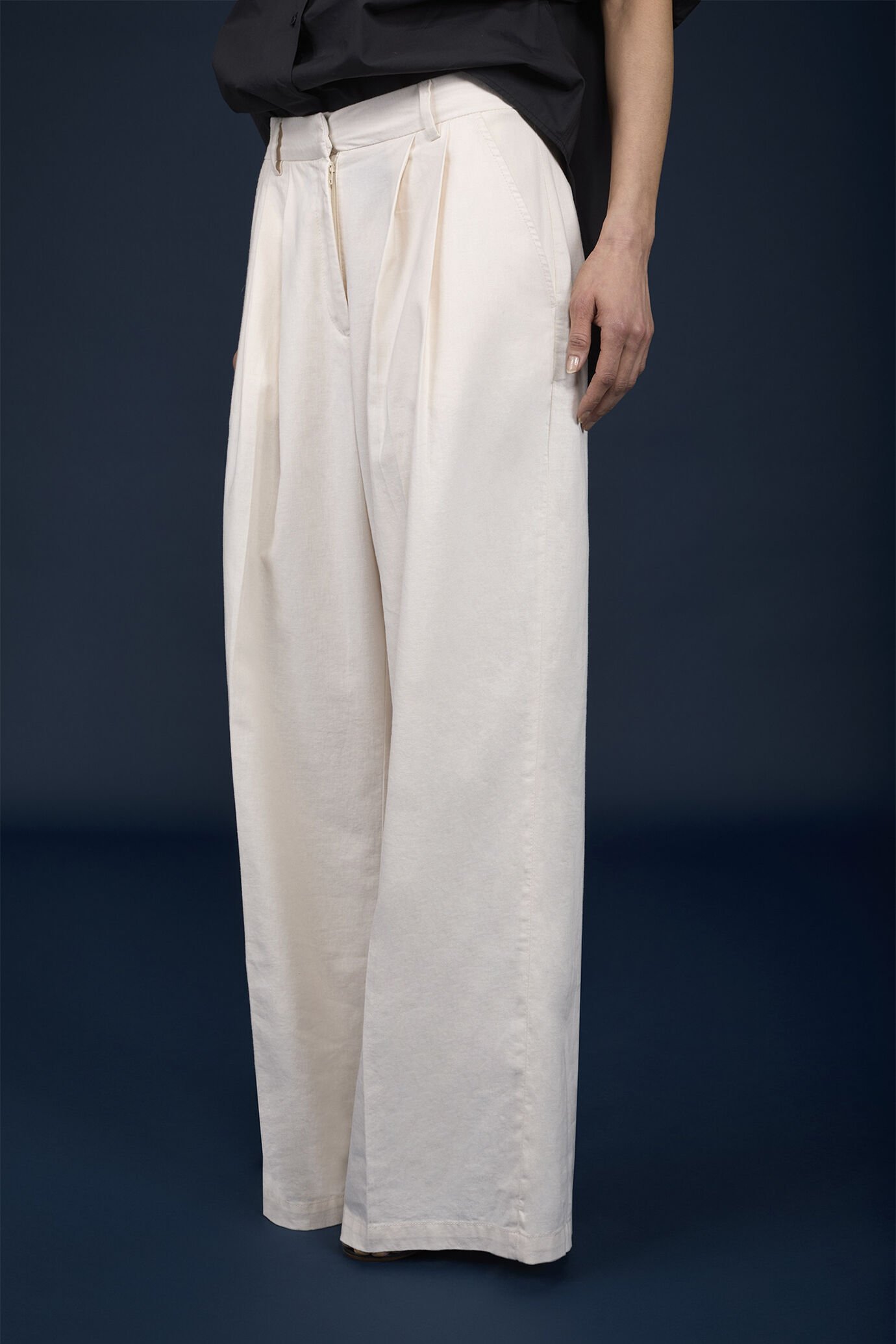 Women's wide trousers in linen and cotton with pleats image number 2