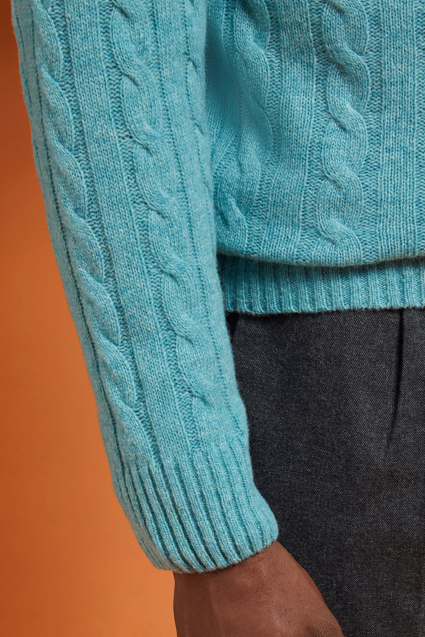 Herren-Rundhalspullover aus Lammwolle in normaler Passform image number 2