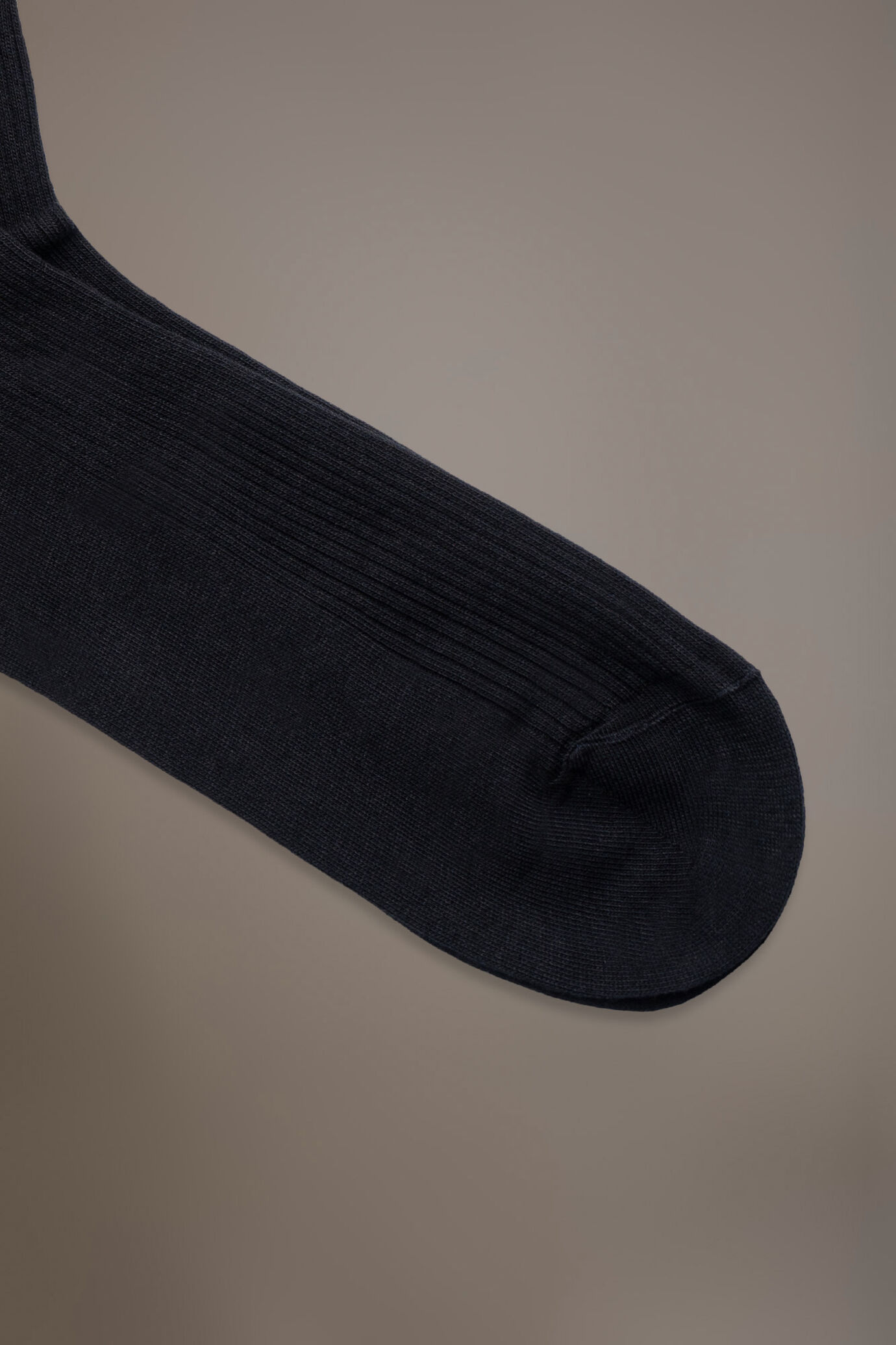 Lange Socken aus Rippenstrick in Italien hergestellt image number 1