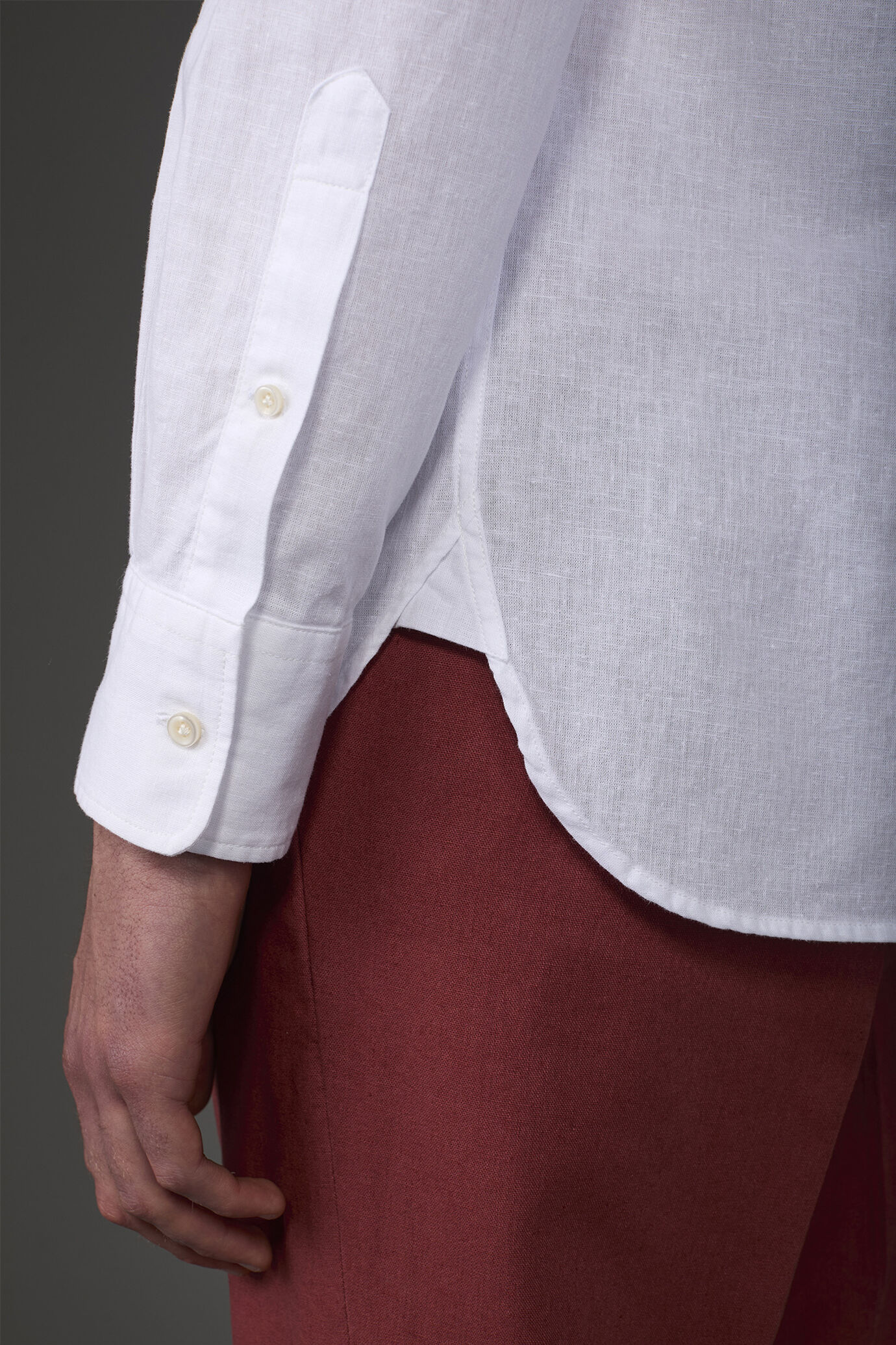 Camicia uomo casual collo alla coreana e abbottonatura a metà tessuto in lino e cotone lavato image number 3