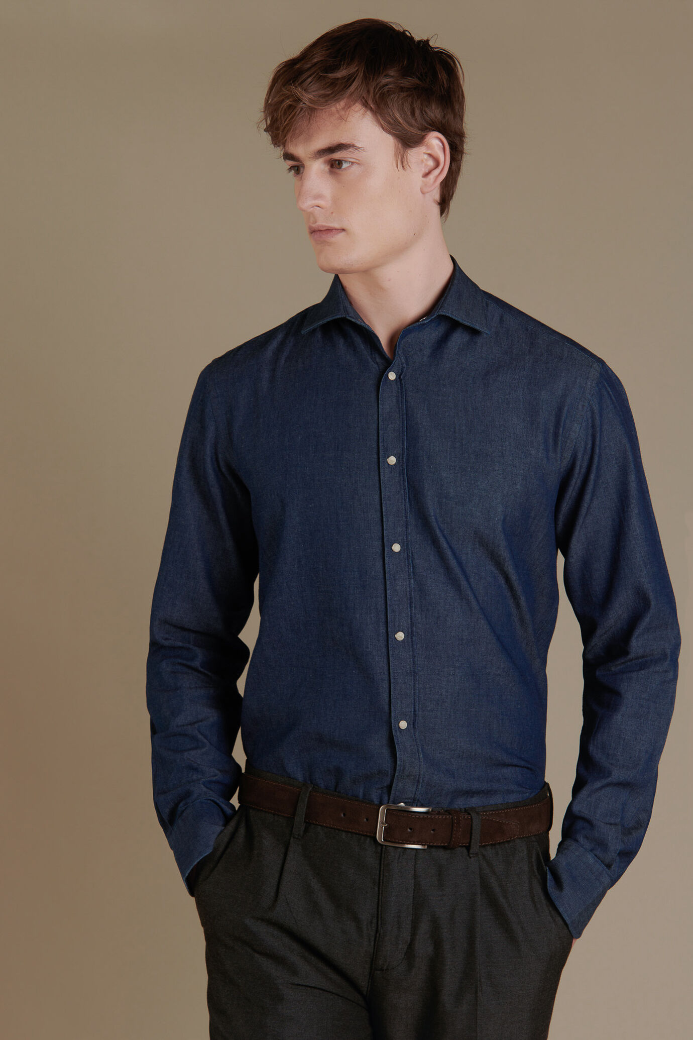 Camicia casual uomo collo francese in cotone dark denim tinta unita image number 0