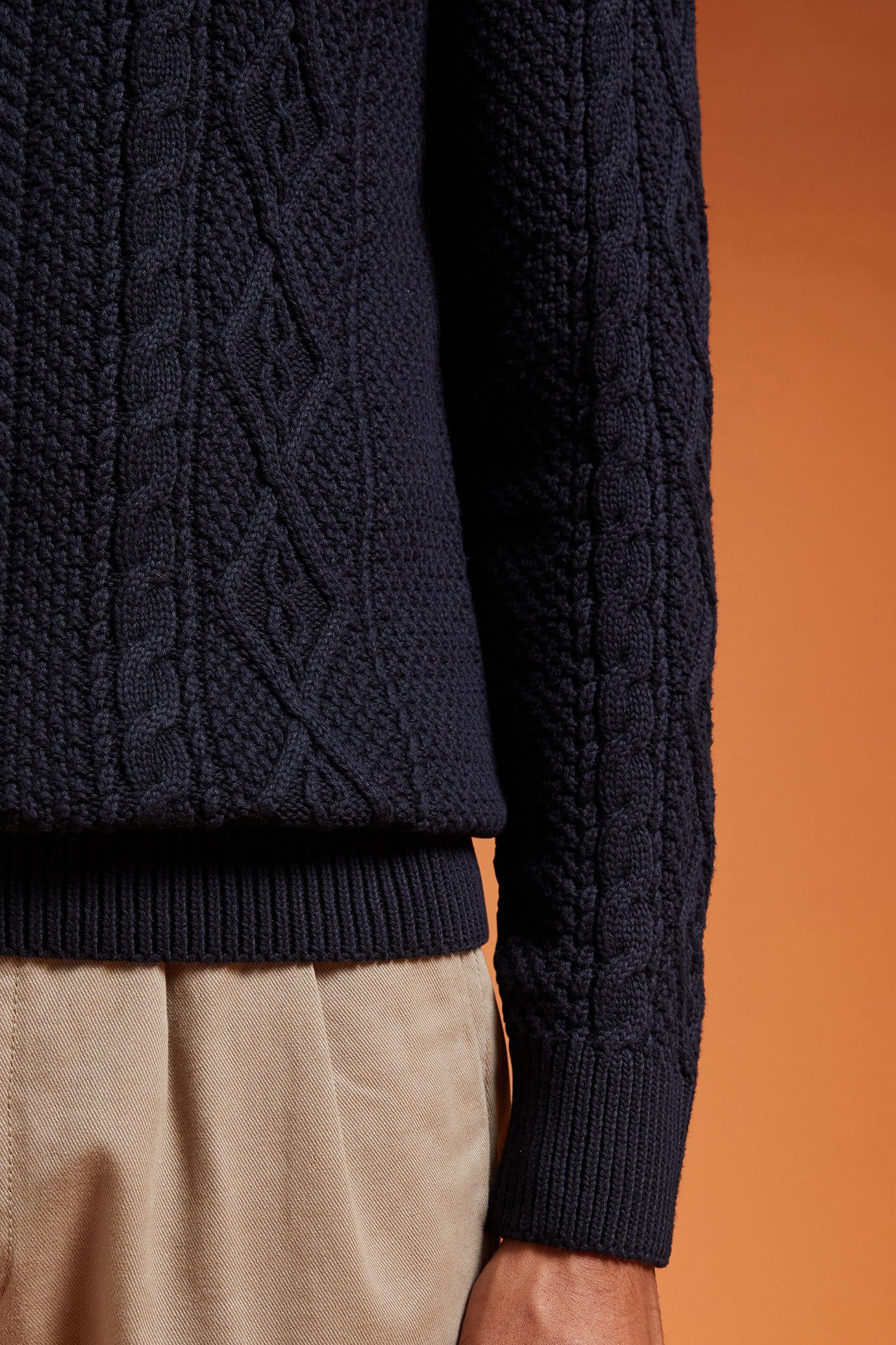 Herren-Pullover mit hohem Ausschnitt aus 100 % Baumwolle mit Zopfstrick in normaler Passform image number 3