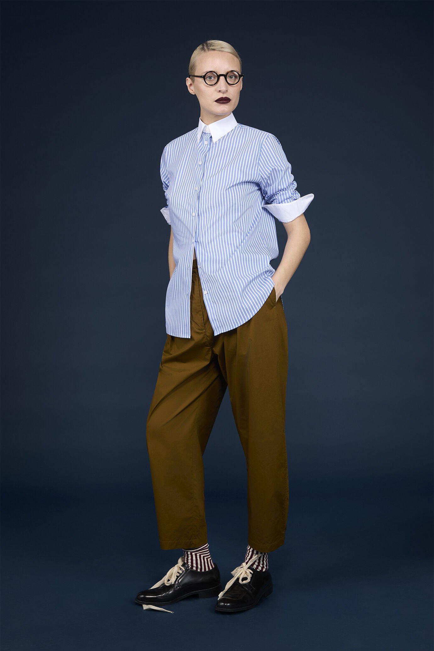 Camicia classica donna in tessuto a righe larghe tinto filo con collo e polsini bianchi regular fit