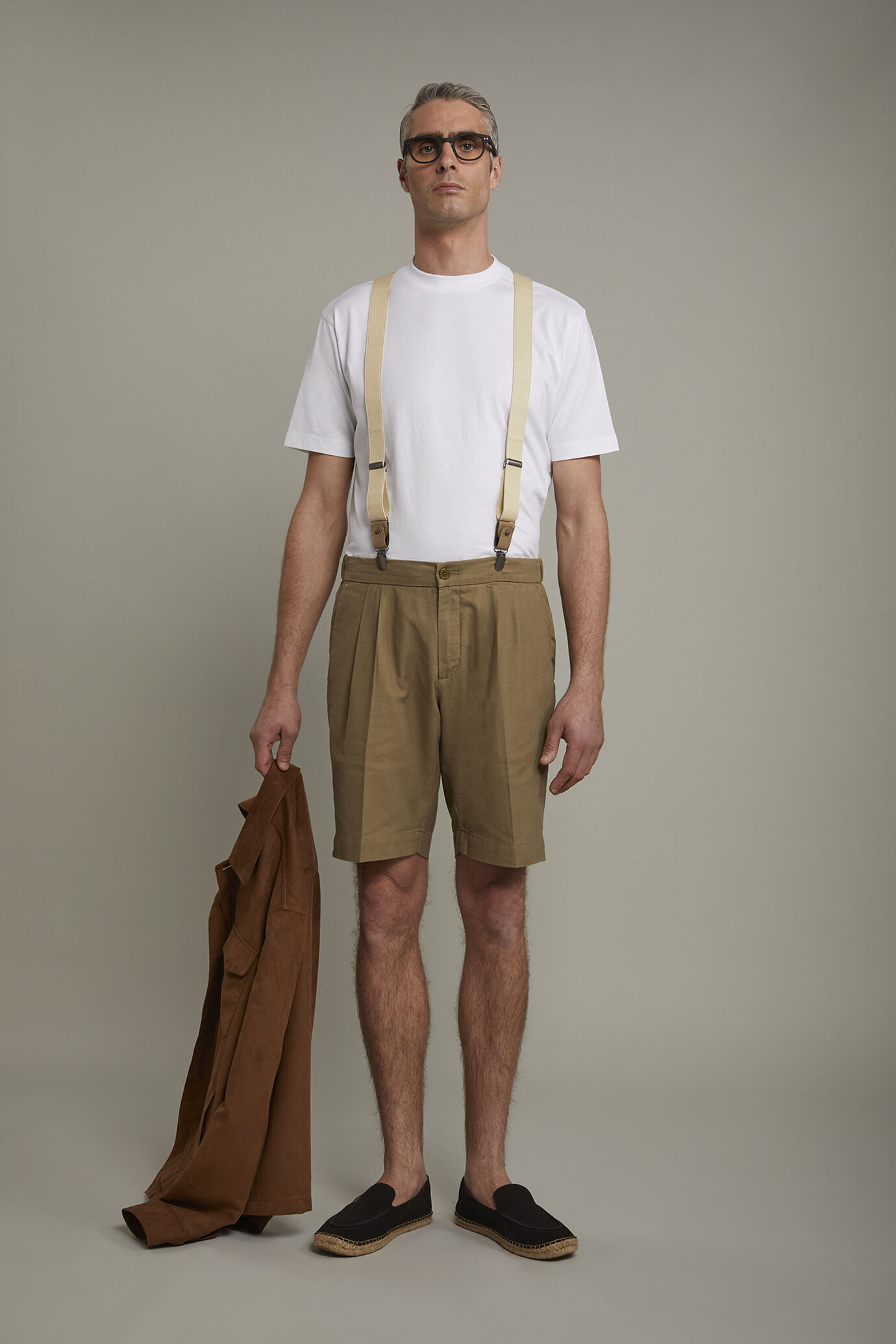 Men's Bermuda shorts with double pinces and laces on waist in linen-blend canvas fabric image number 0