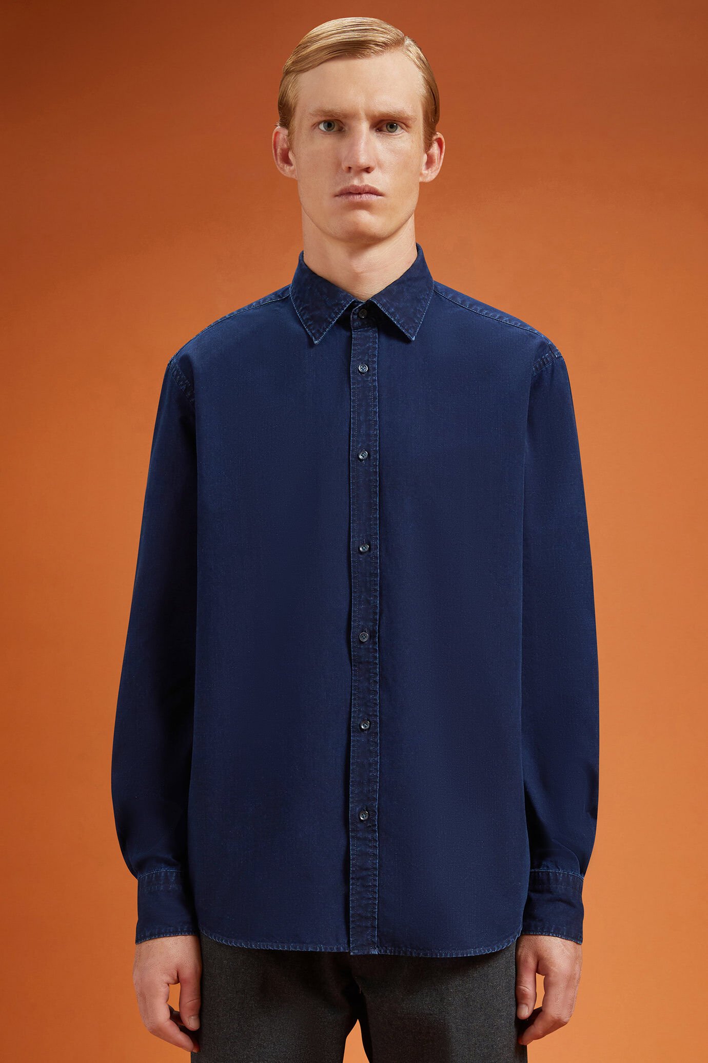 Men's comfort fit casual shirt with a classic collar in 100% cotton washed chambray fabric image number 0