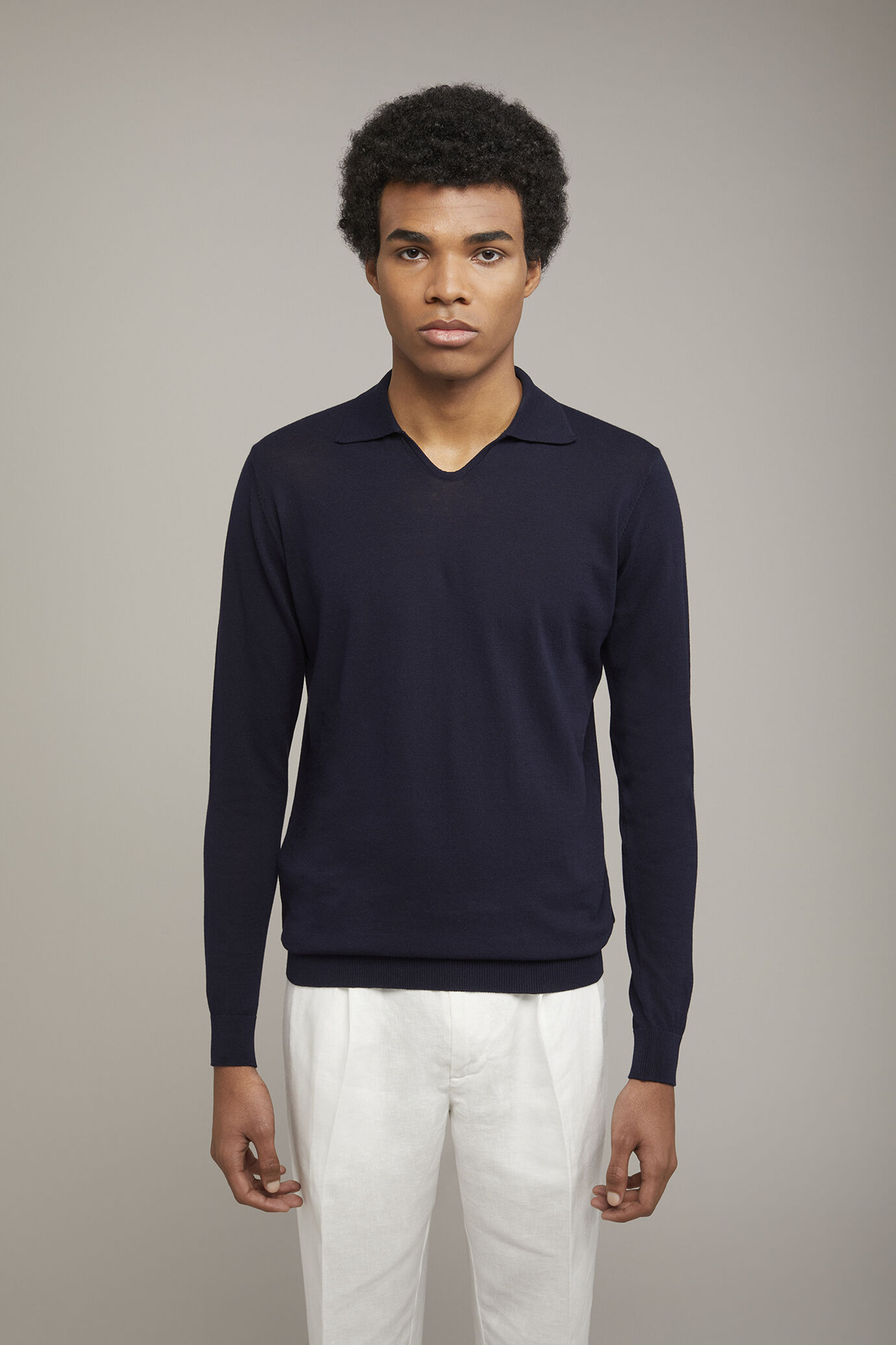 Herren-Poloshirt mit V-Ausschnitt aus 100 % Baumwollstrick und langen Ärmeln in normaler Passform image number 2