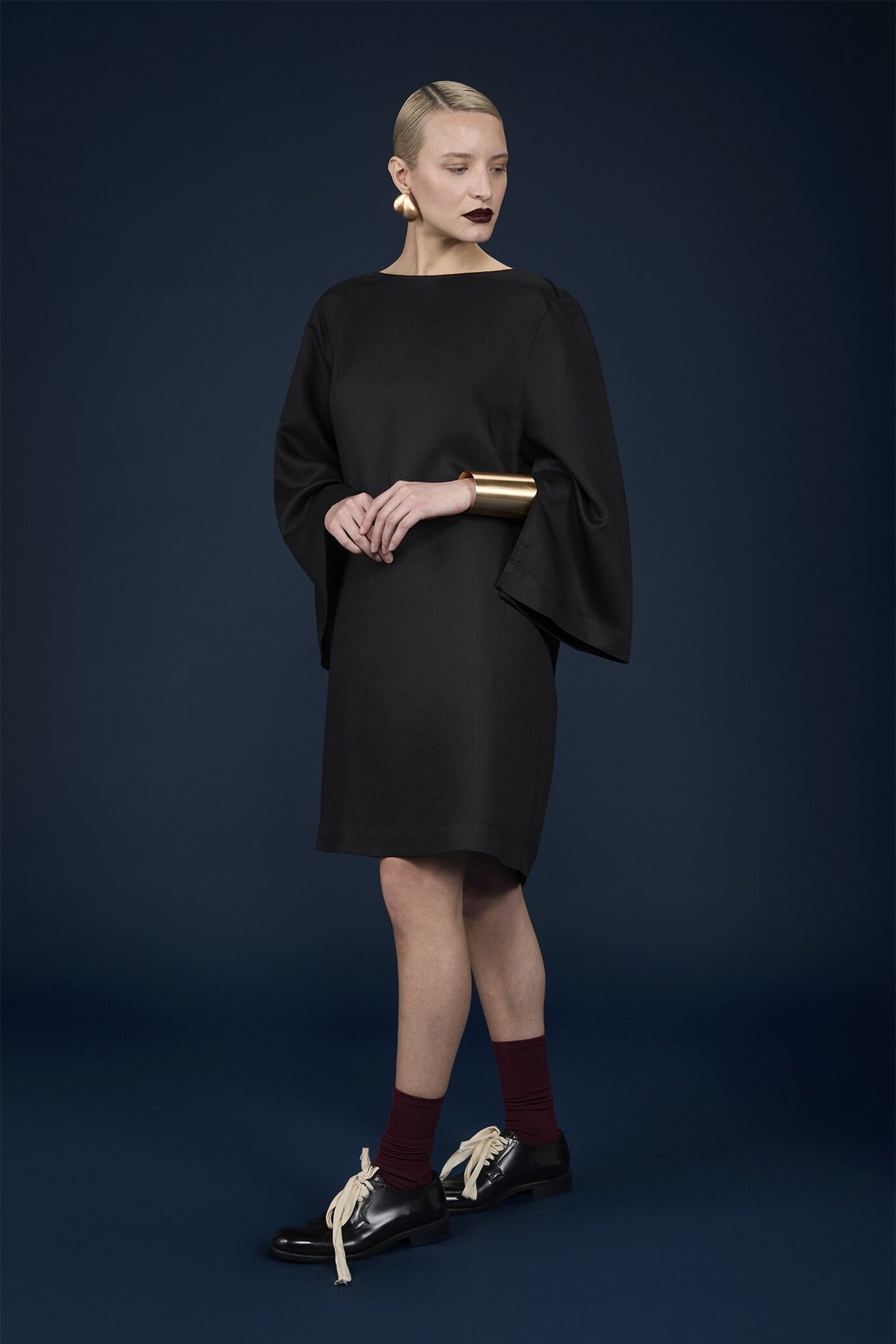 Robe courte pour femme, modèle en trapèze avec manches trois-quarts et fentes image number 0