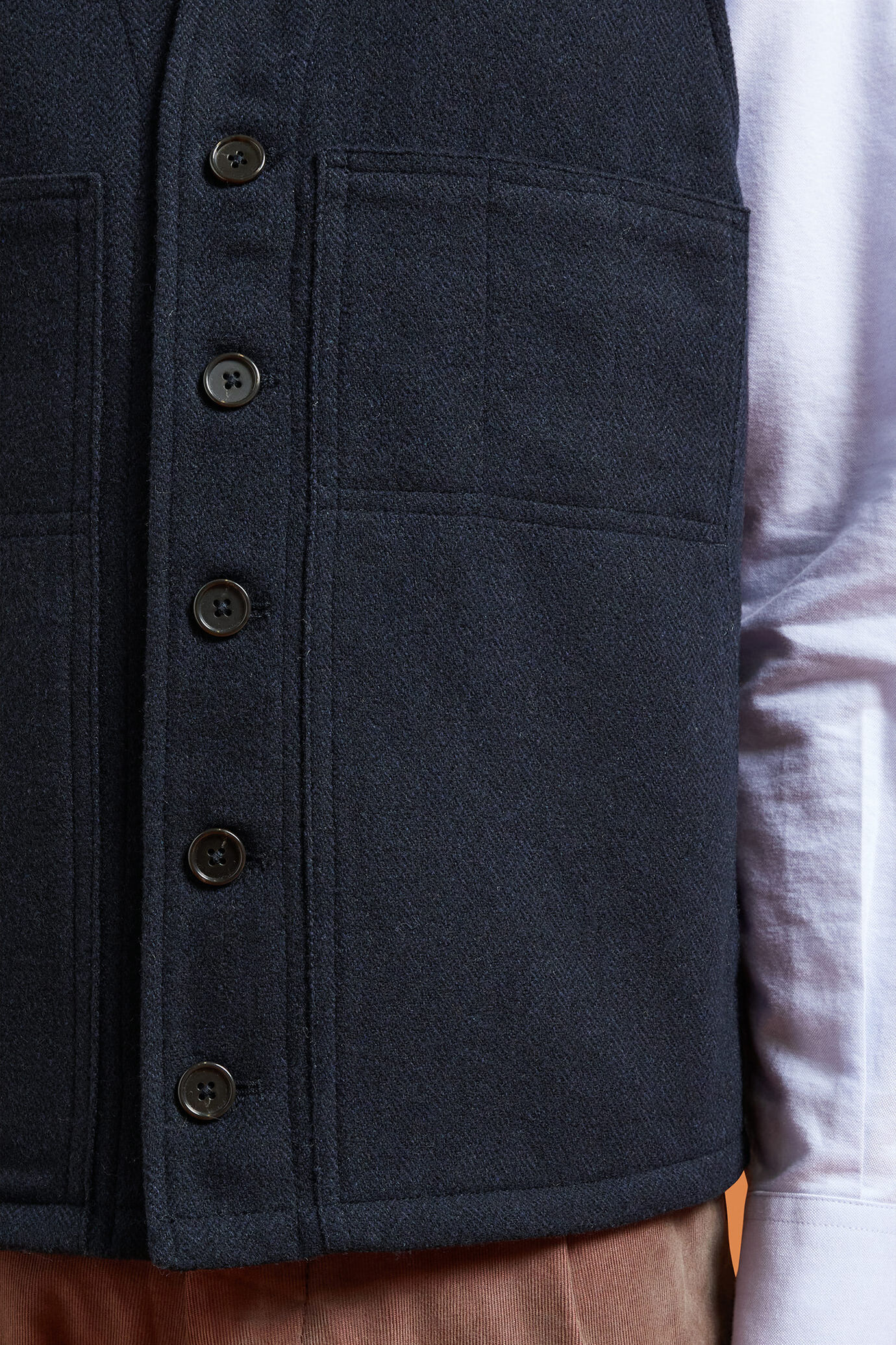 Gilet homme à simple boutonnage avec col en V et tissu à chevrons en laine mélangée, coupe classique image number 3