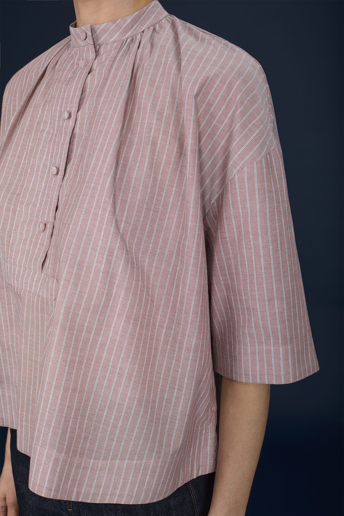 Camicia donna manica corta con collo coreano e fit boxy in tessuto tinto filo a righe image number 3