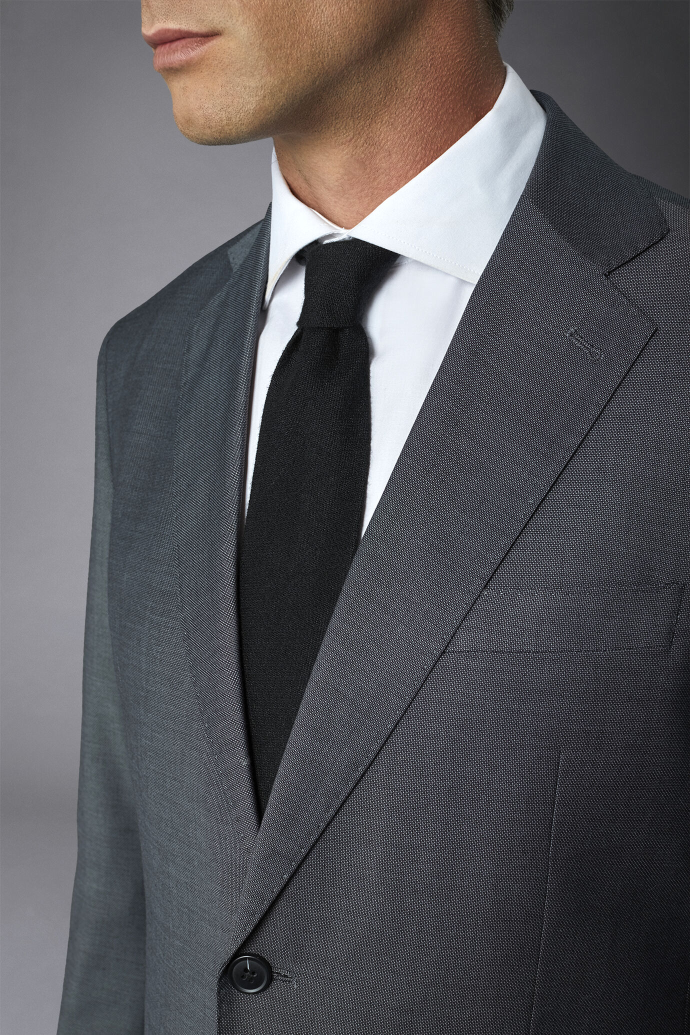 Einreihiger Anzug in normaler Passform aus Rebhuhnauge Stoff image number 3