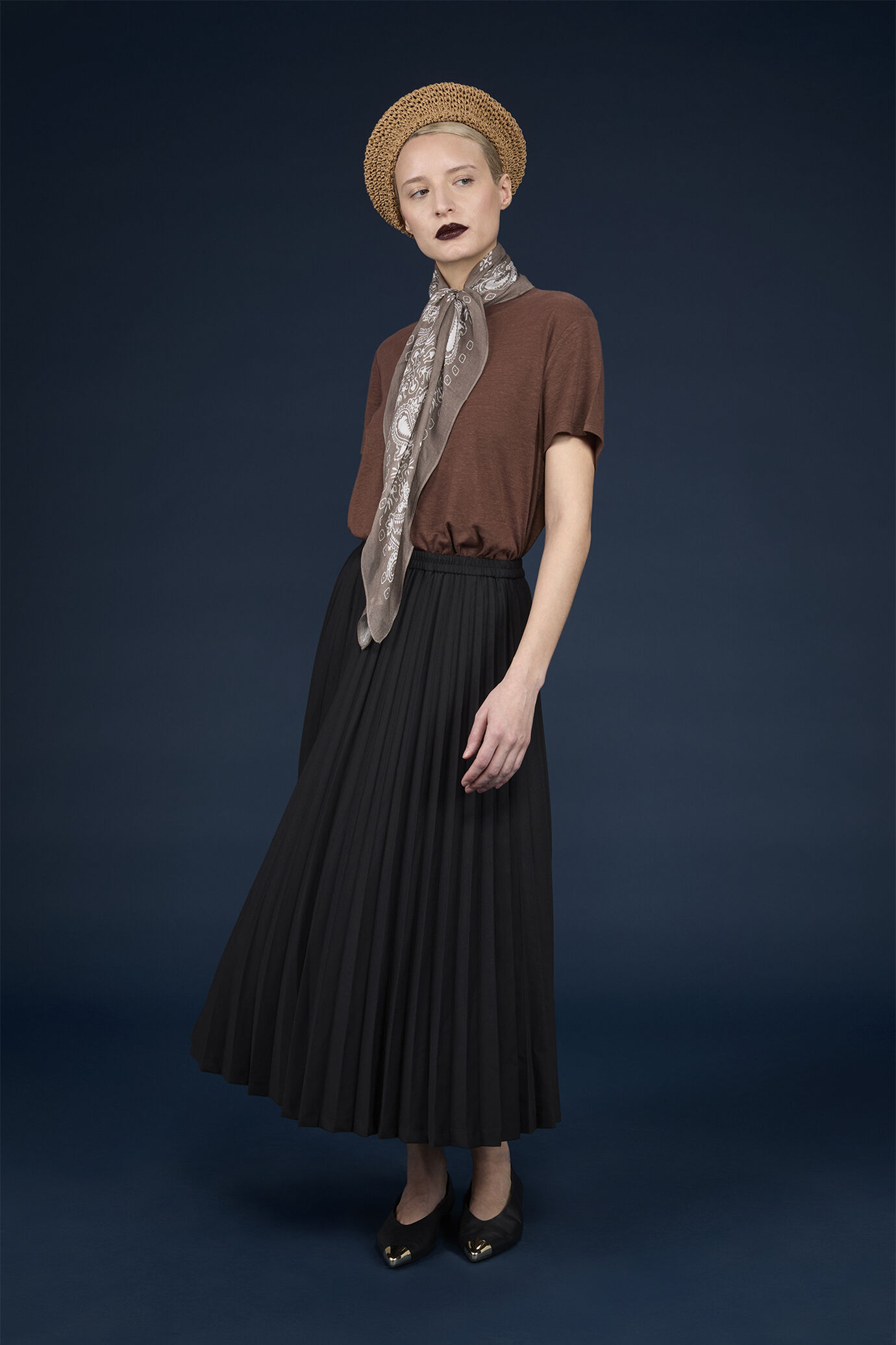 Damen-Faltenrock aus einfarbigem Stoff mit Stickerei innen in normaler Passform image number 0