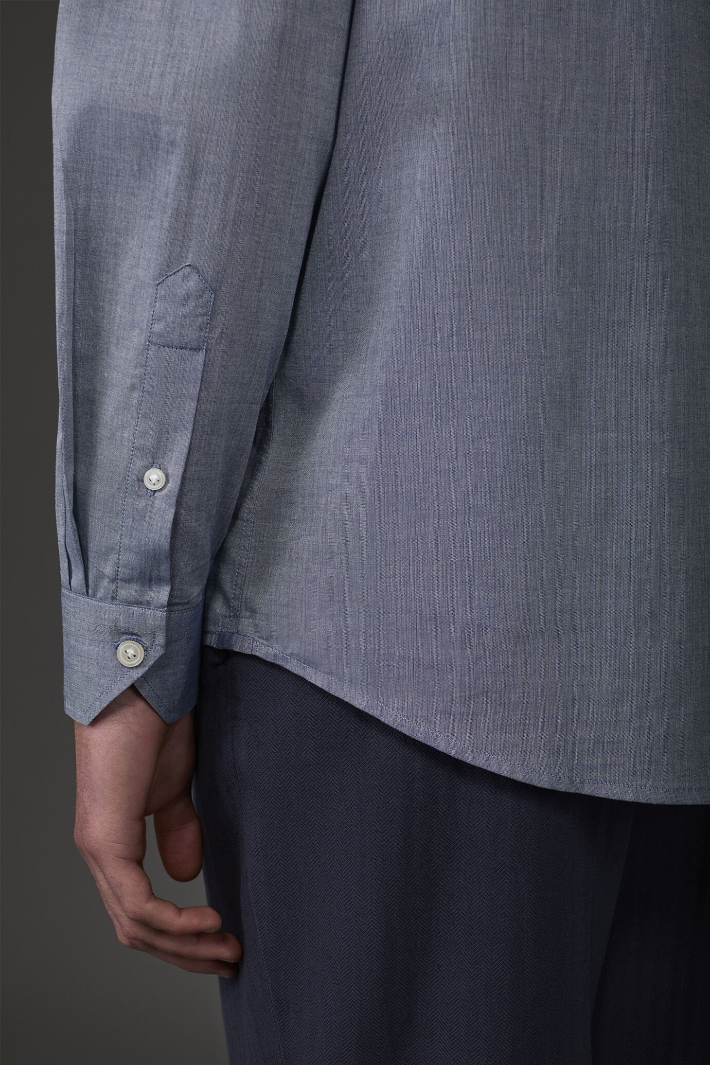 Men's concealed button down casual shirt in washed muslin fabric image number 3