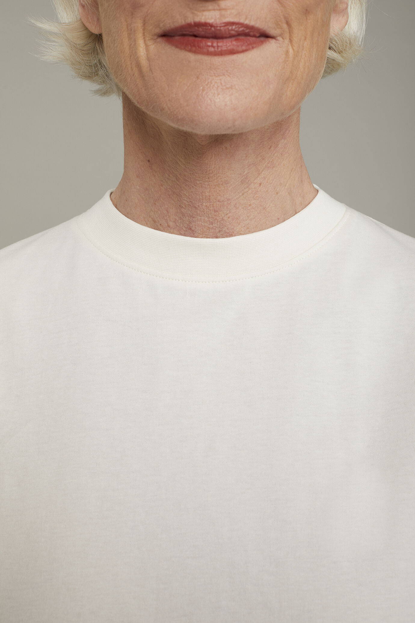 T-shirt femme &agrave; col rond 100&nbsp;% coton coupe r&eacute;guli&egrave;re image number 3