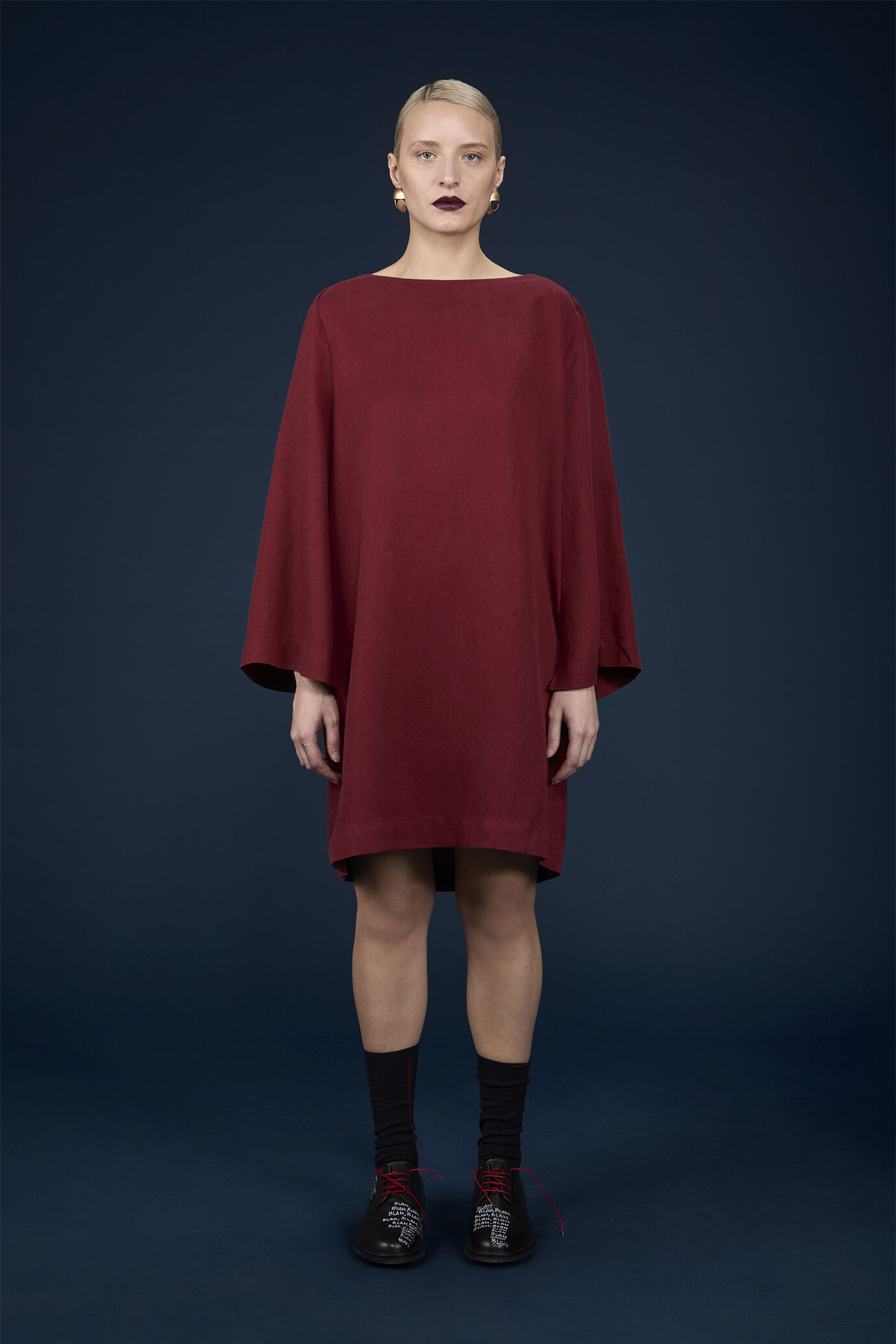 Short A-line dress with three-quarter sleeves and slits image number 1