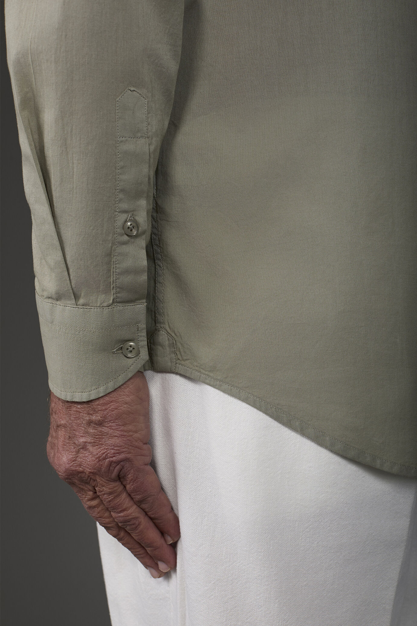 Men's casual shirt with a concealed button down collar in washed muslin fabric 100% cotton image number 4