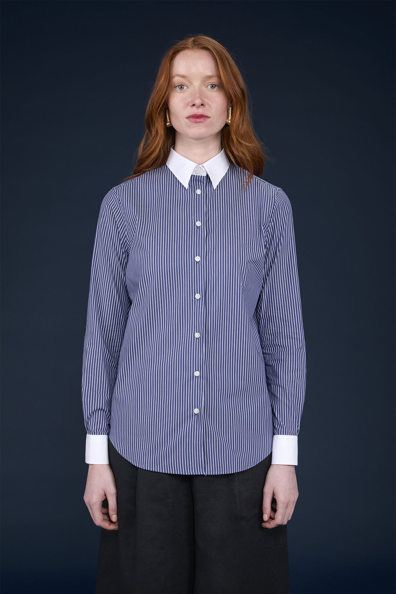 Camicia classica donna in tessuto a righe tinto filo con collo e polsini bianchi regular fit image number 0