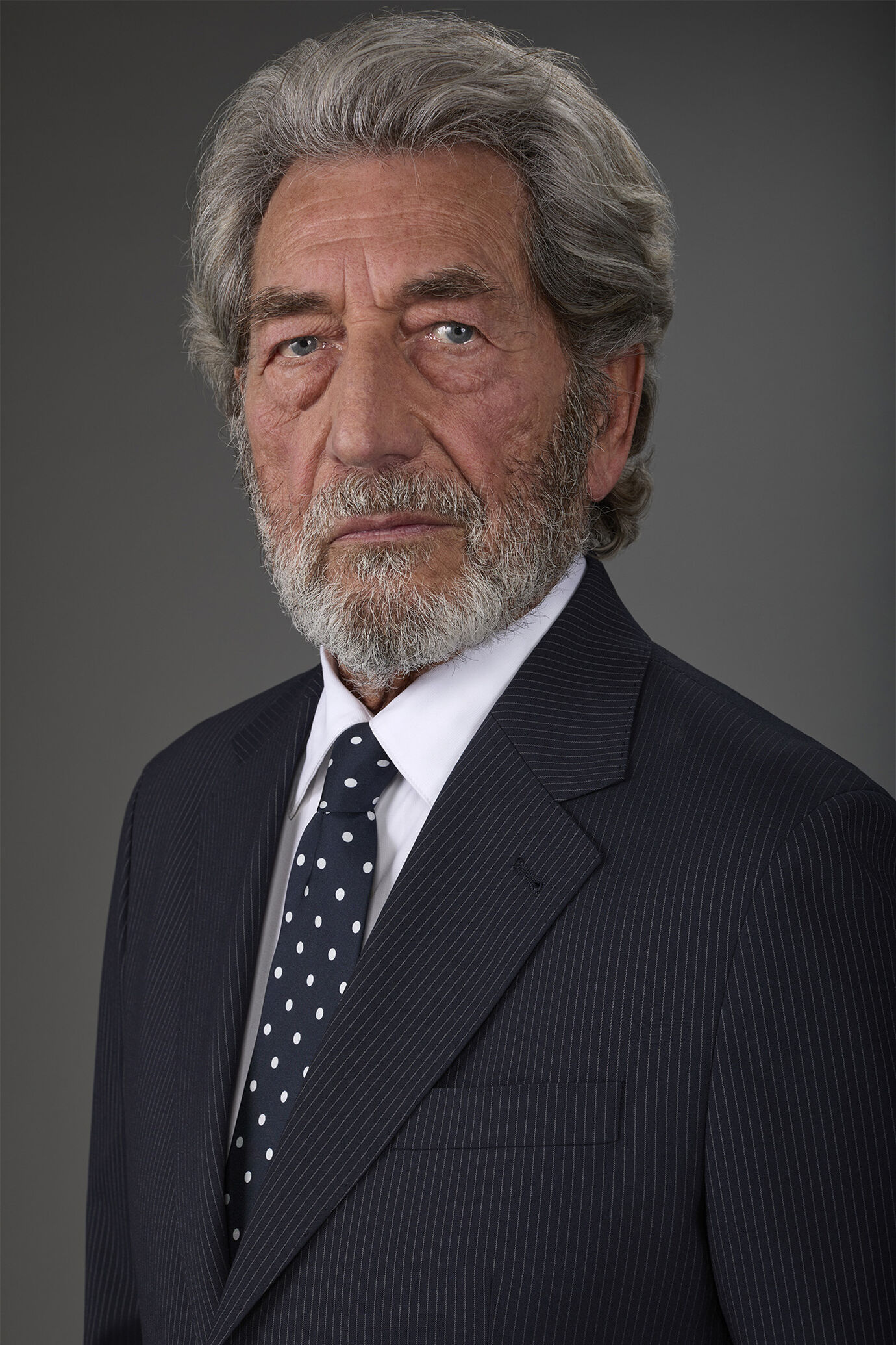 Single-breasted men's suit with flat front trousers in a pinstripe fabric image number 2
