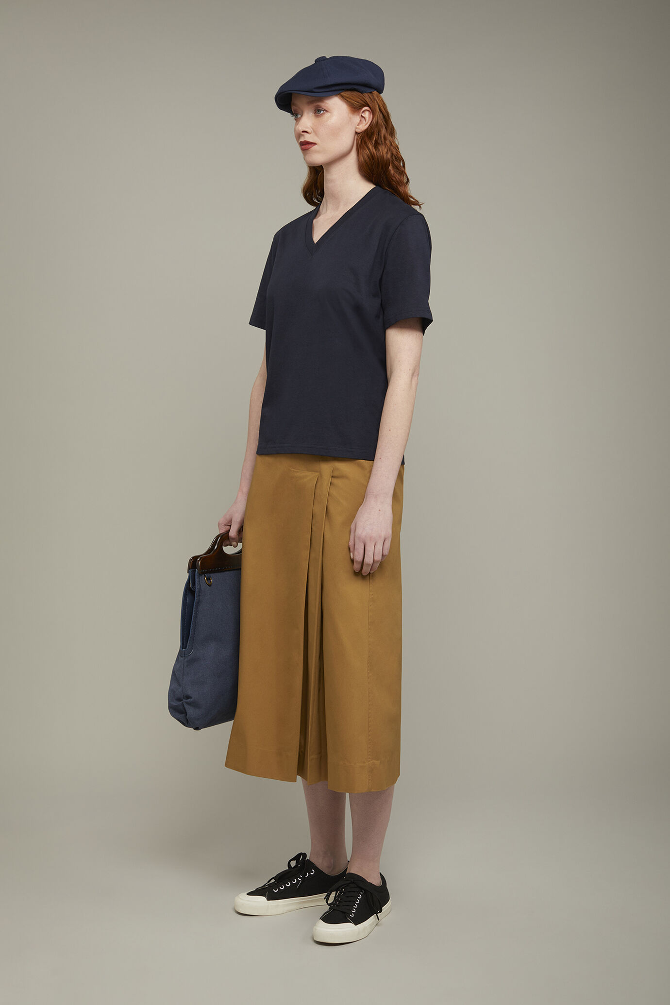 Damen-T-Shirt mit V-Ausschnitt aus 100 % Baumwolle in normaler Passform image number 1