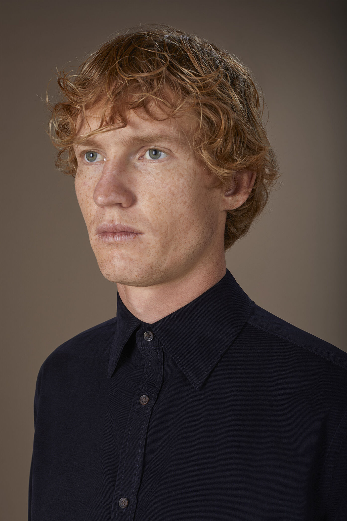 Camicia uomo casual 100% cotone tessuto velluto 1000 righe tinta unita image number 2