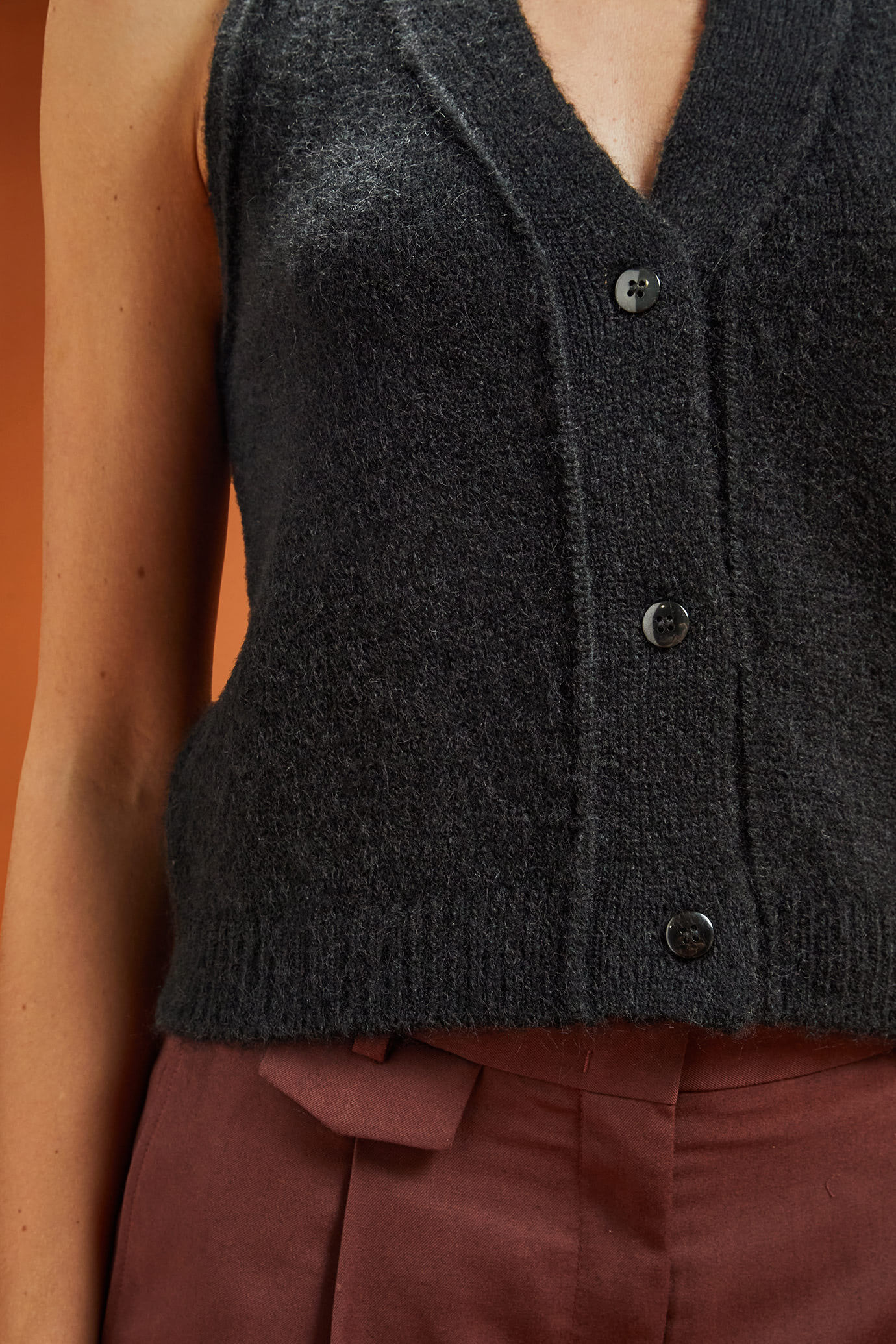 Gilet donna in maglia con scollo a v regular fit image number 3