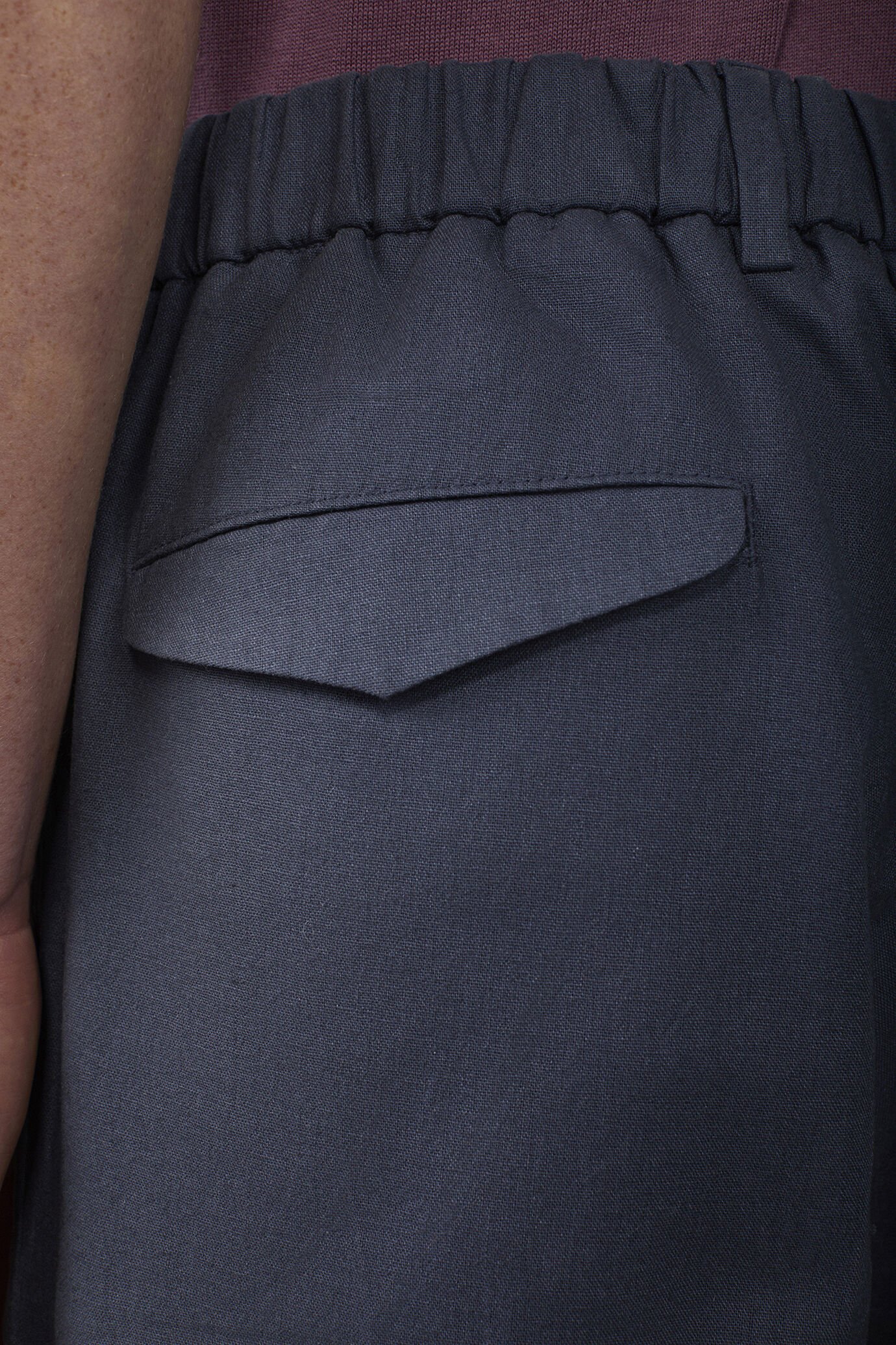 Men's trousers with two small pleats and elastane in the back waistband image number 3