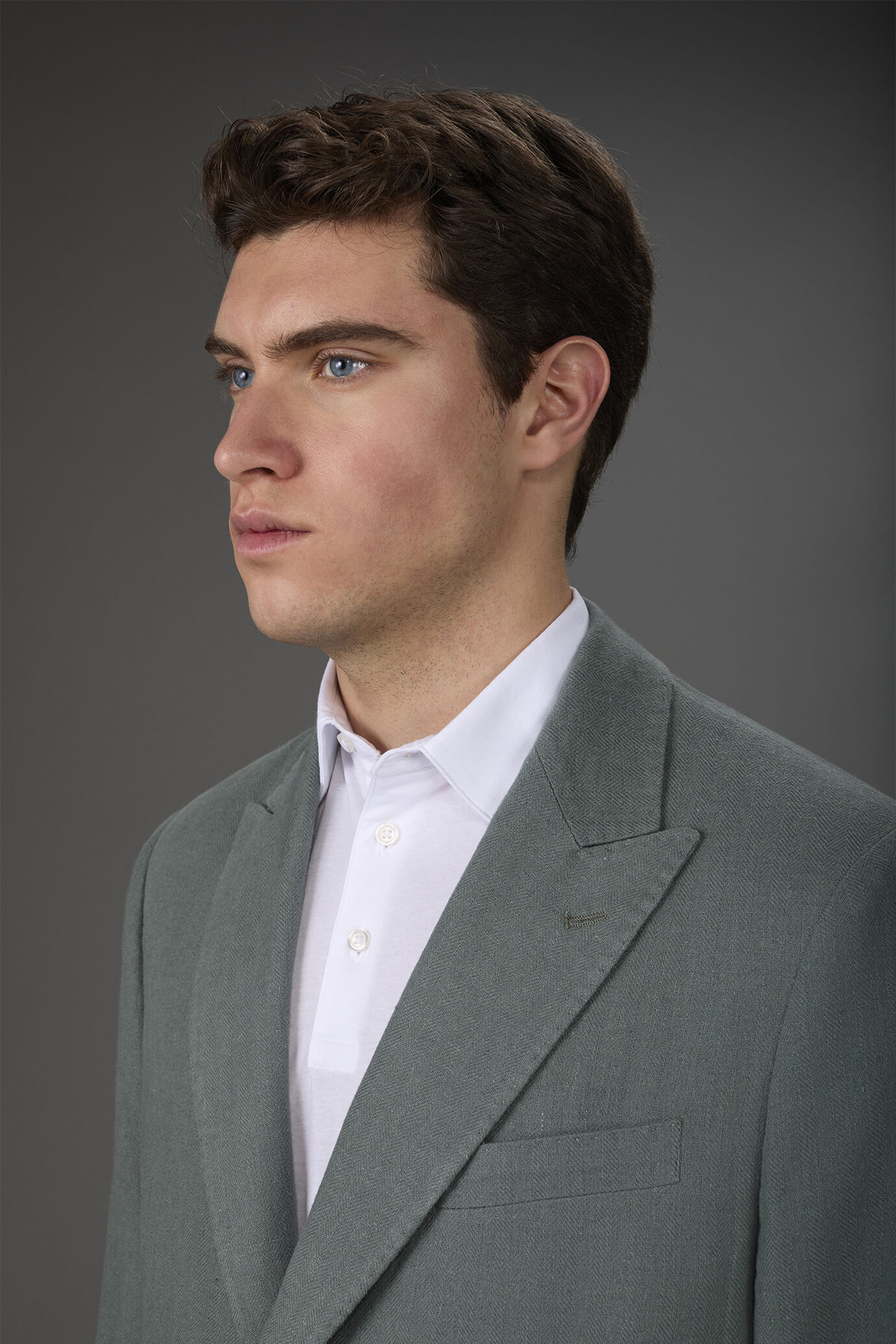 Einreihiges, ungefüttertes Herrensakko mit spitzem Revers und Pattentaschen. image number 2