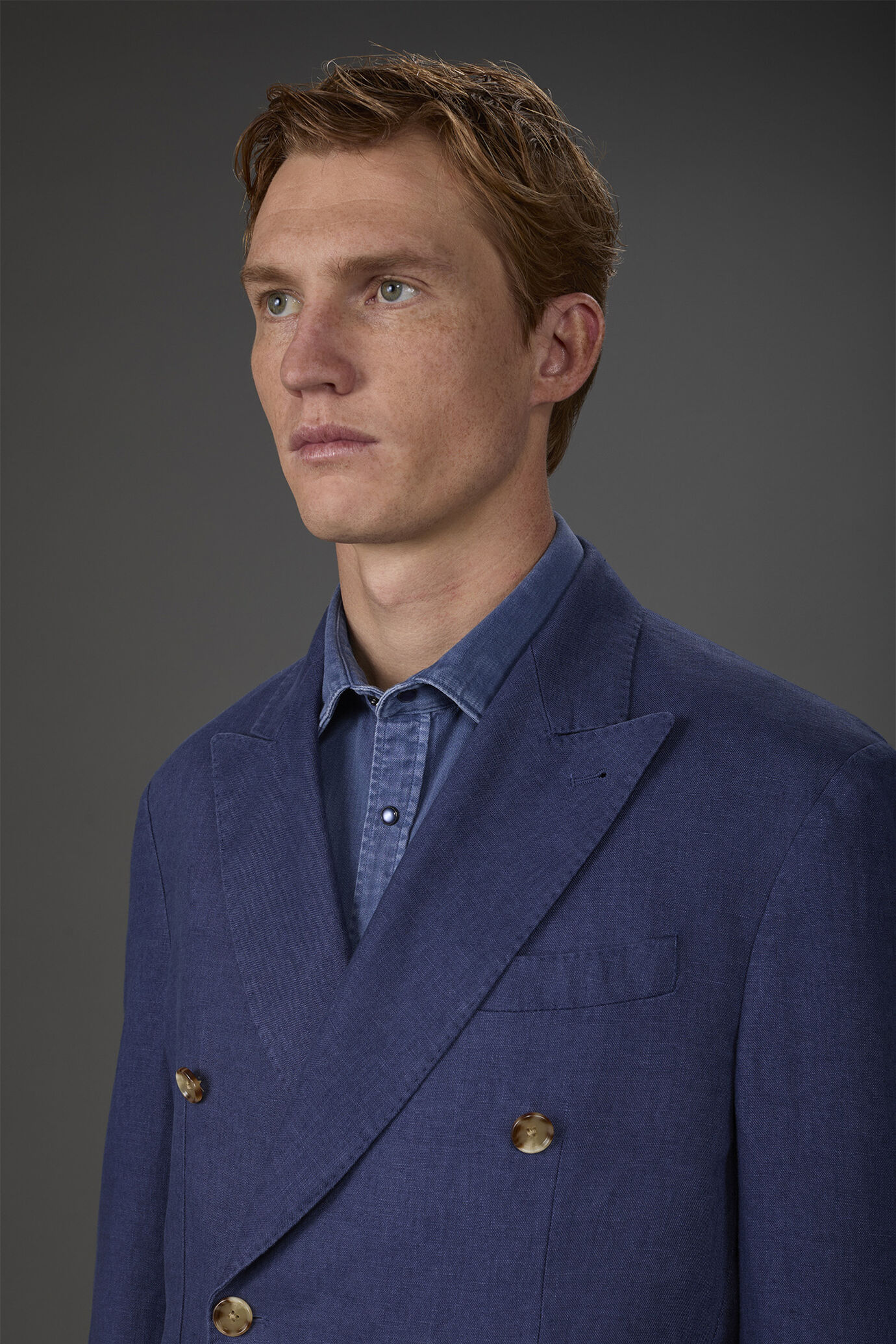 Veste homme à double boutonnage, non doublée, avec revers en pointe et poches à rabat en 100% lin image number 2