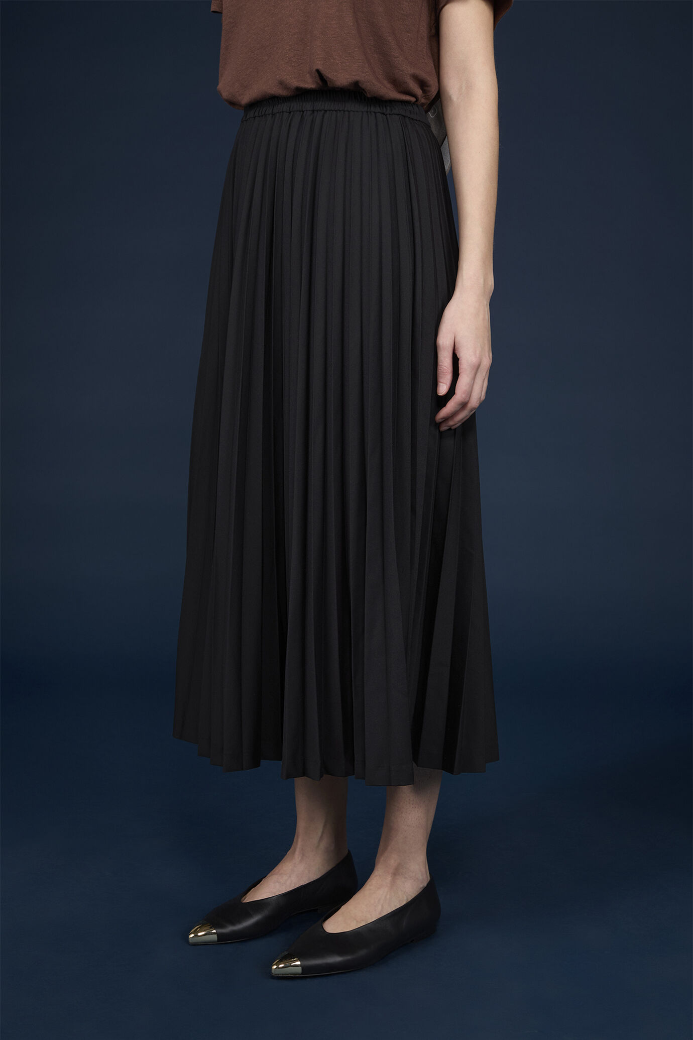 Women's regular fit plain pleated skirt with embroidery on the inside image number 2