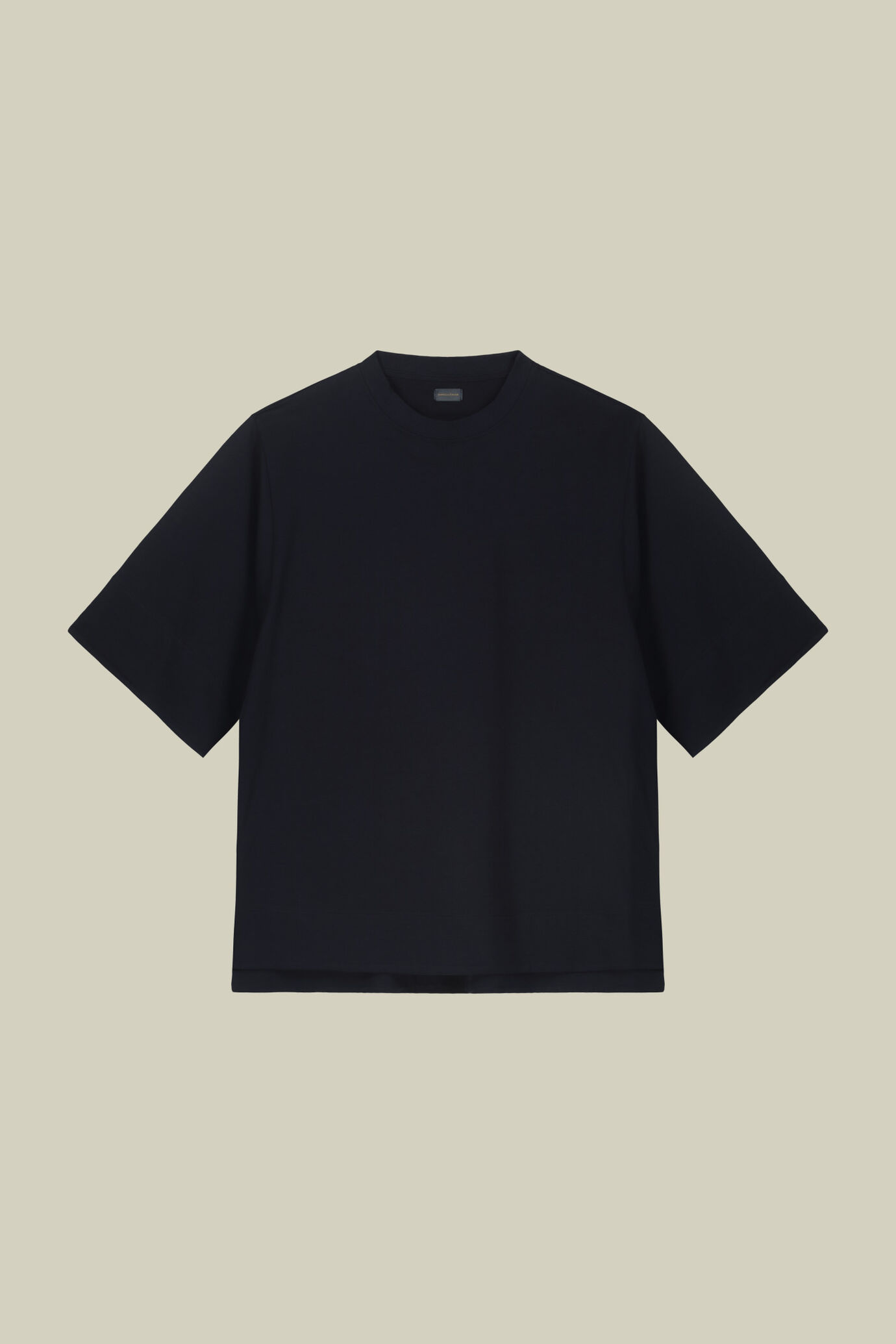Women's oversized T-shirt with three-quarter sleeves and slits at the bottom