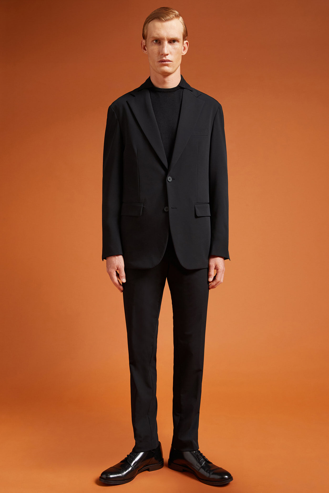 Costume homme à simple boutonnage en tissu technique coupe régulière image number 0