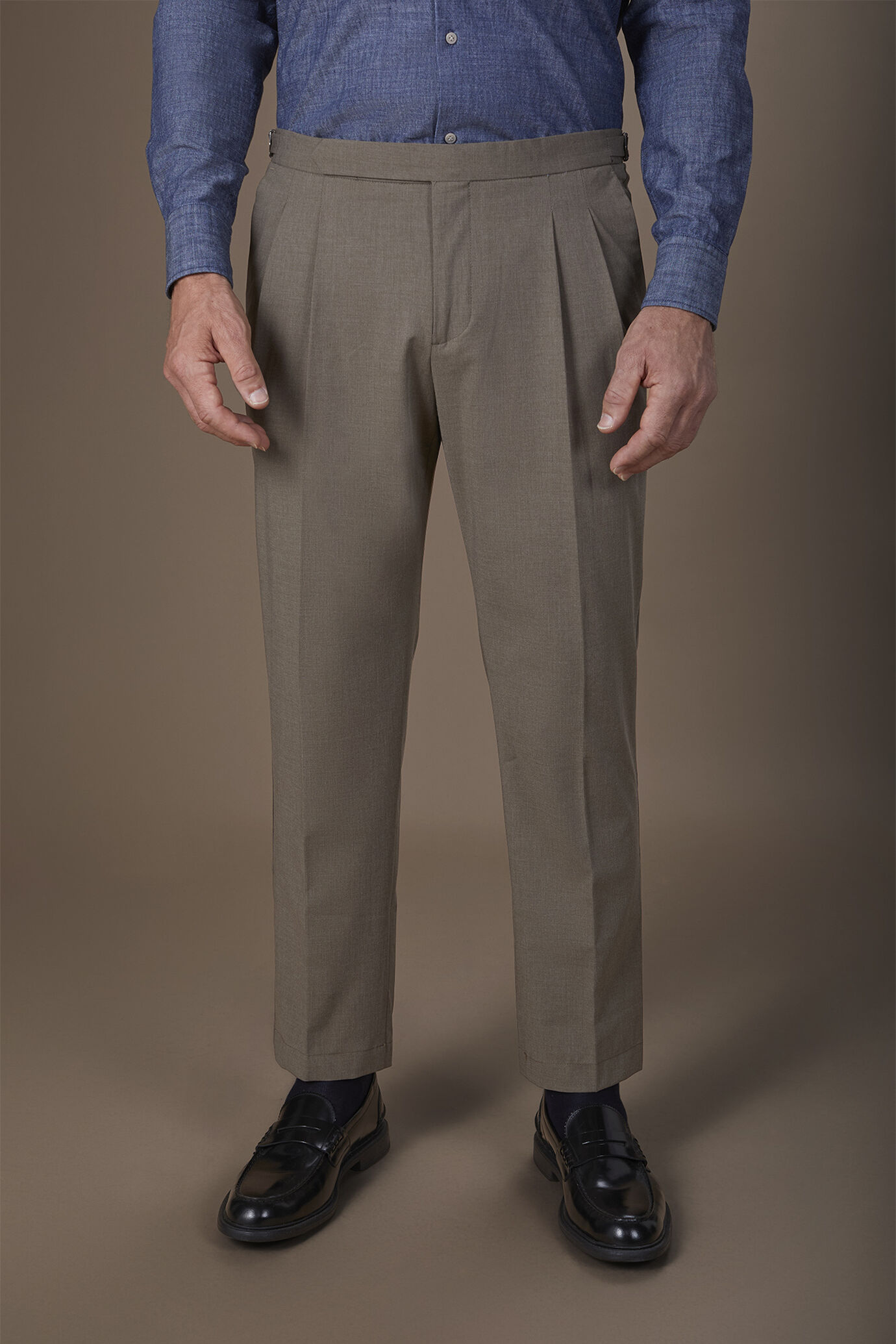 Pantalone uomo con doppia pinces e fibbie laterali image number 1