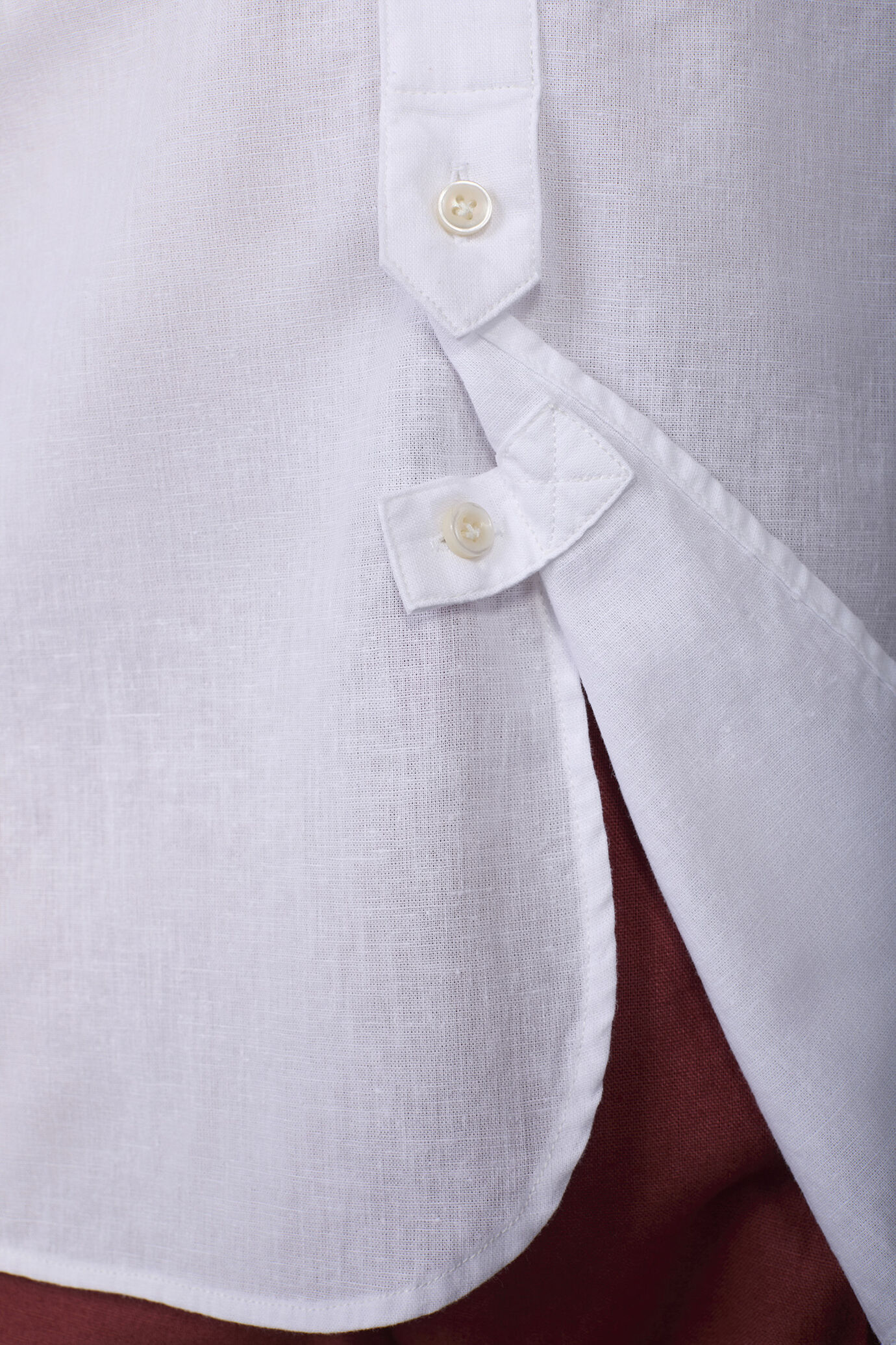 Camicia uomo casual collo alla coreana e abbottonatura a metà tessuto in lino e cotone lavato image number 4